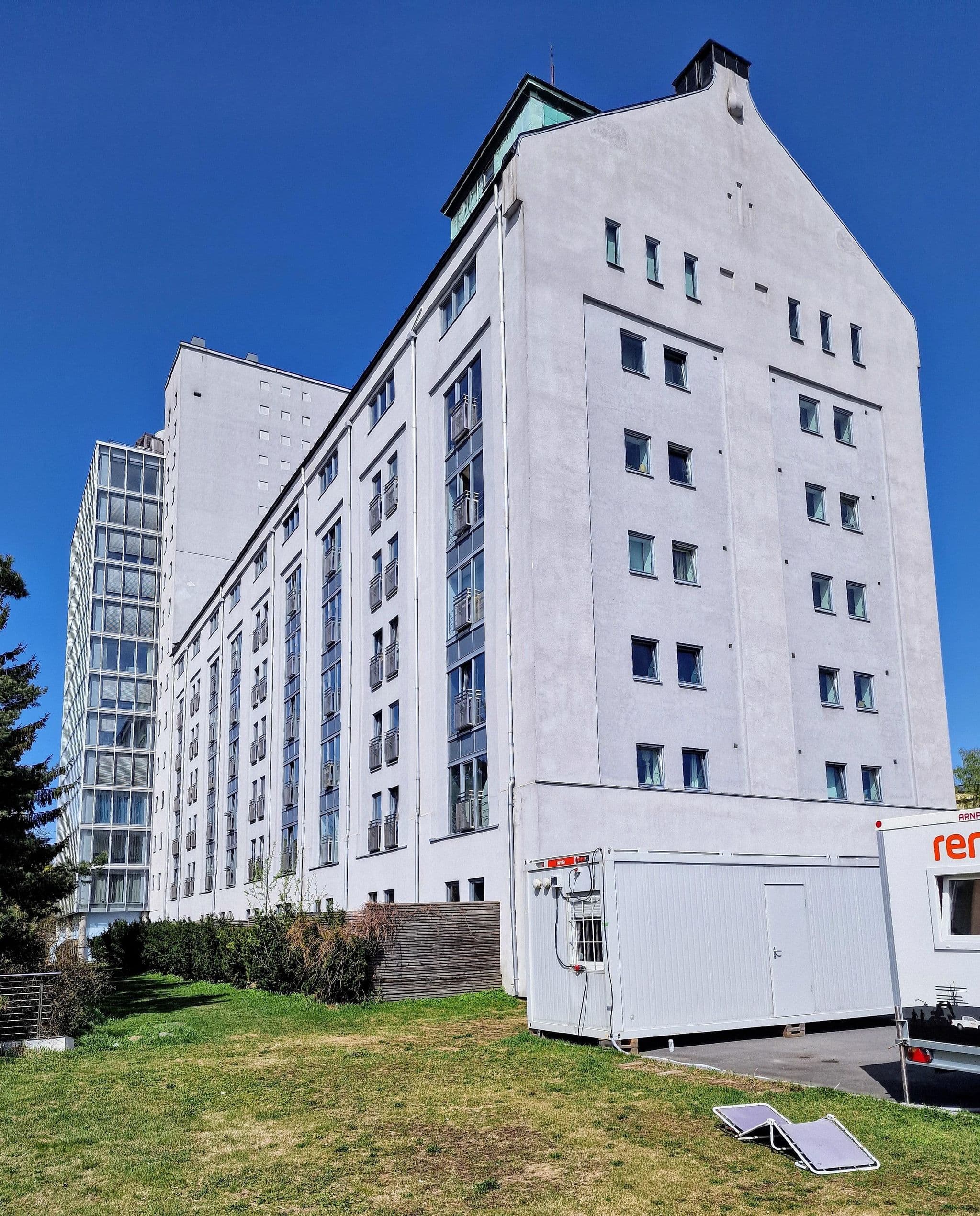 Street view near DoubleTree by Hilton, Frydenberg — © km2bp (CC BY-SA · Mapillary)