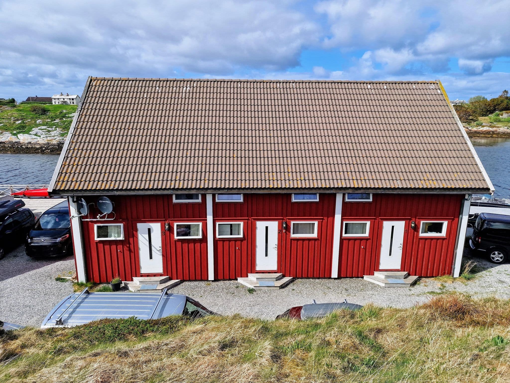 Street view near Titran Rorbu Og Sjøsportsenter, Aure — © km2bp (CC BY-SA · Mapillary)