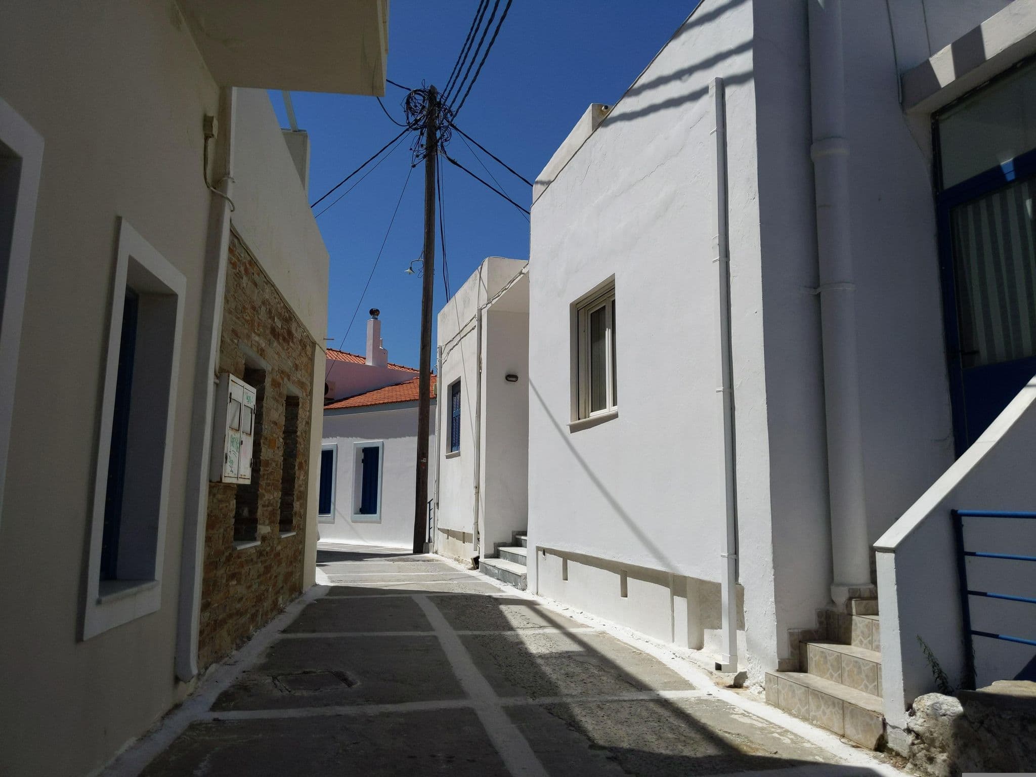 Street view near Krinos Suites Hotel Andros, Batsíon — © drid (CC BY-SA · Mapillary)