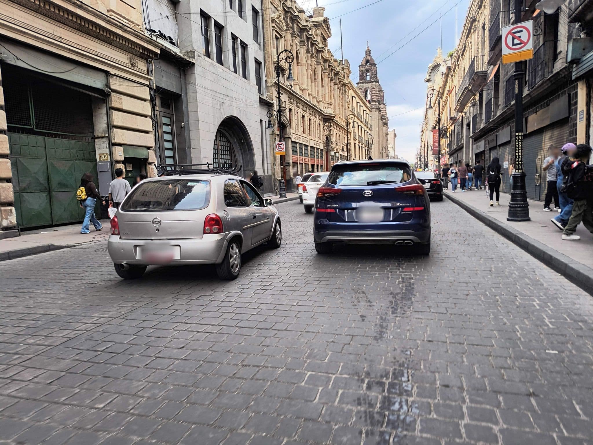 Street view near Downtown Beds Hostal, Mexico City — © mapeadora (CC BY-SA · Mapillary)