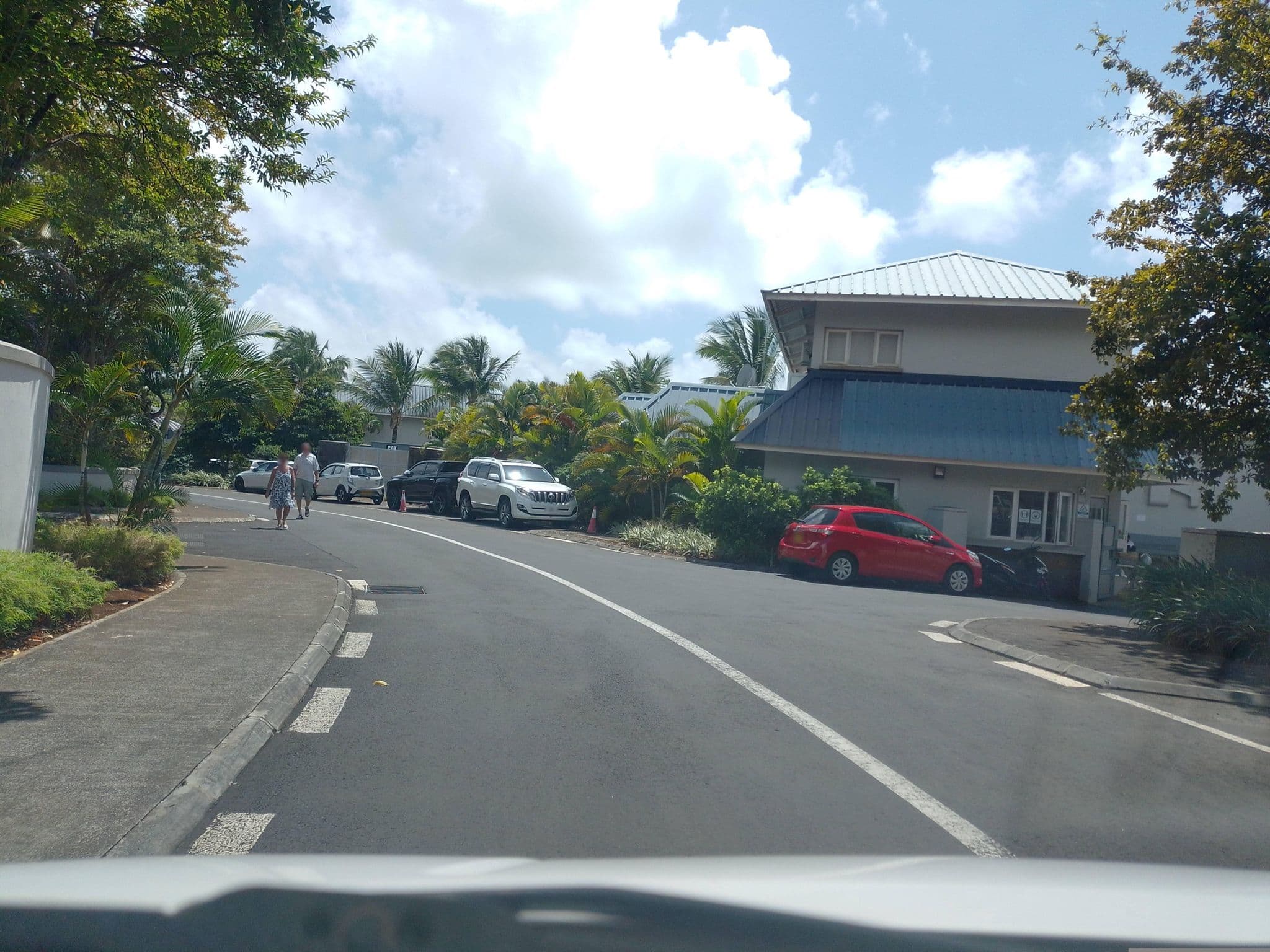 Street view near Azuri Residences & Villas, Roches Noire — © armandr (CC BY-SA · Mapillary)