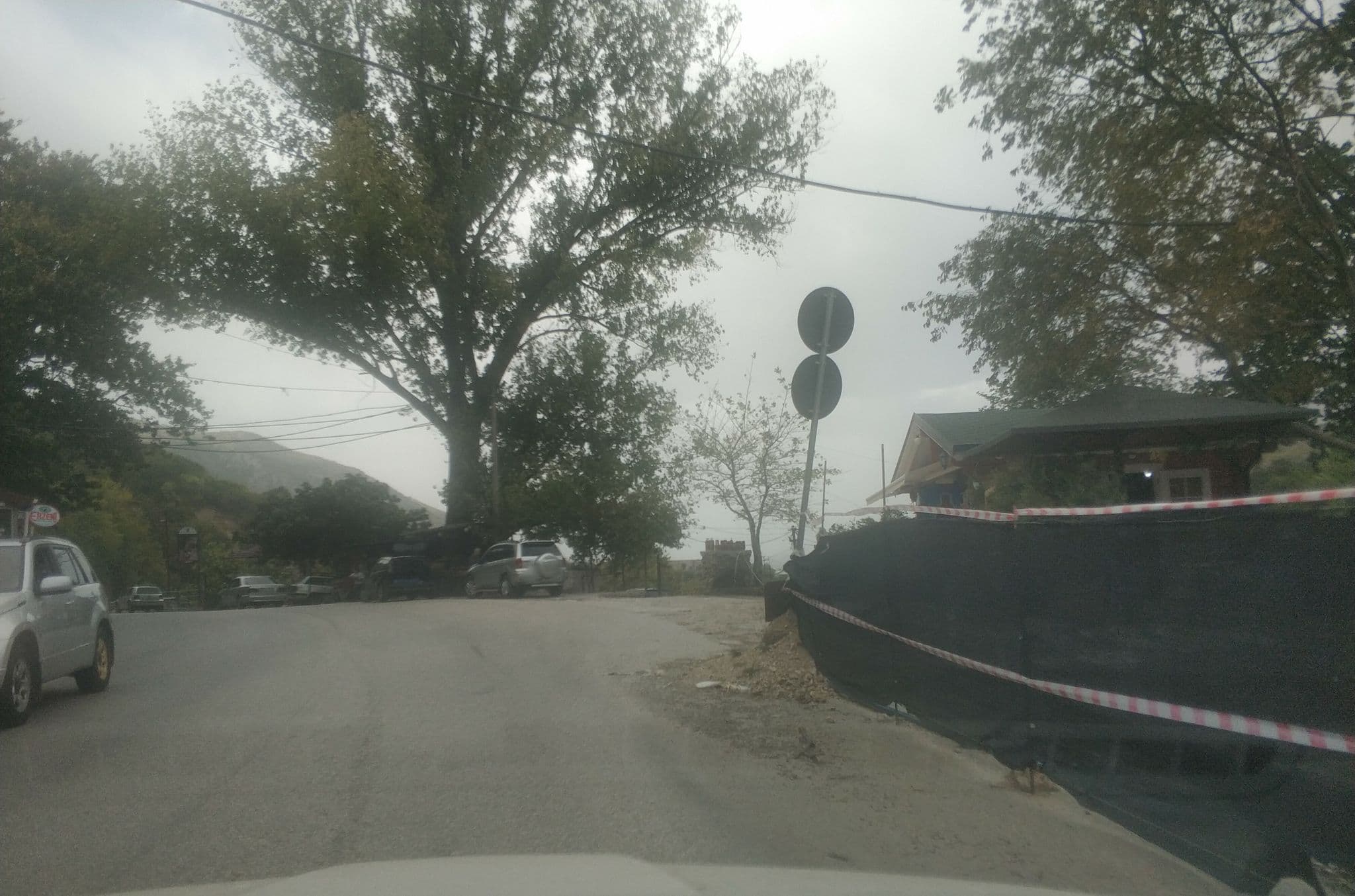 Street view near Hotel Uji Ftohte Tepelene, Tepelenë — © freddouhelk (CC BY-SA · Mapillary)