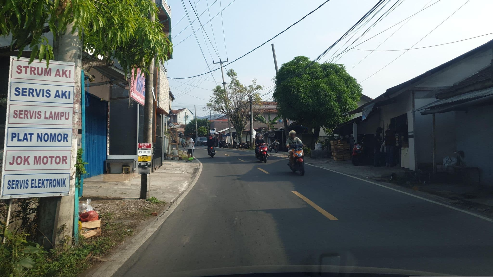 Street view near Daun Daun, Pelabuhanratu — © Kaart_Local (CC BY-SA · Mapillary)