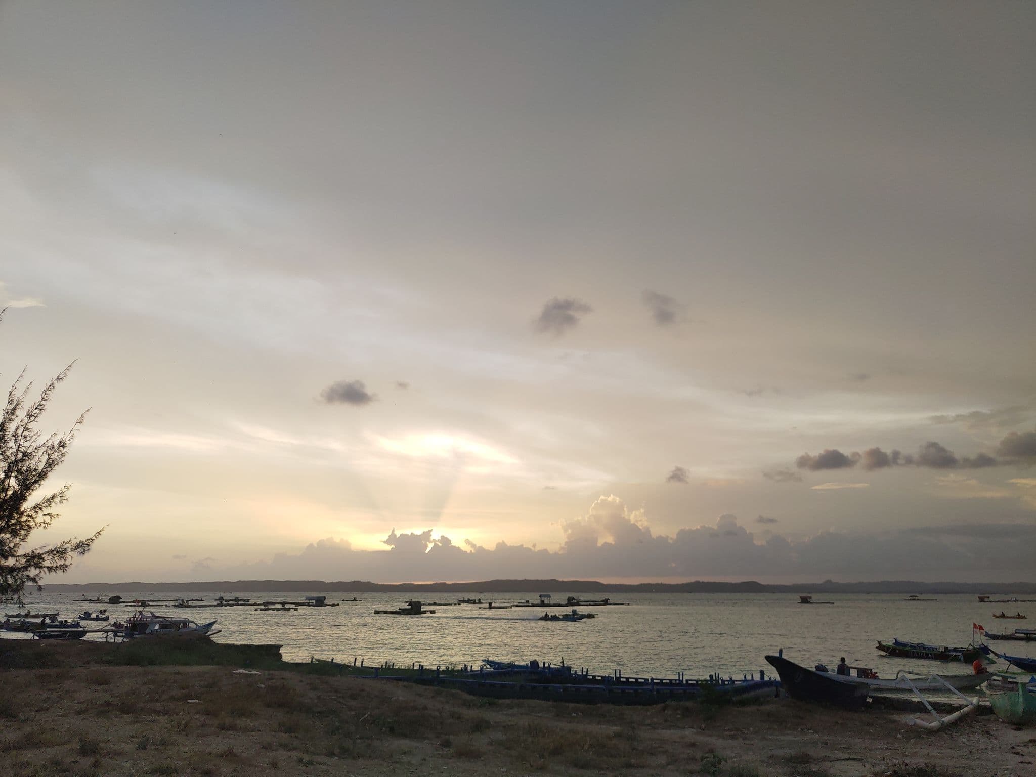 Street view near Panorama Cottages Beach Village, Selong — © janvanbekkum (CC BY-SA · Mapillary)