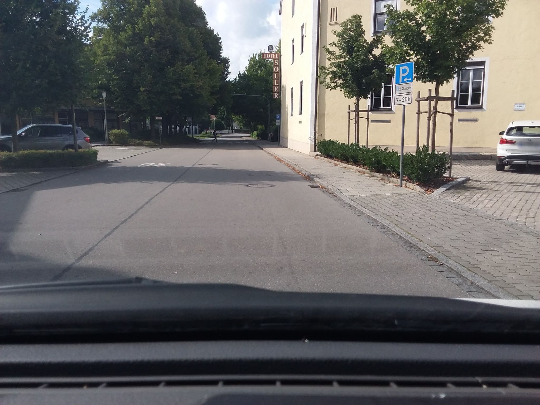 Street view near Soller, Ismaning — © uevchen64 (CC BY-SA · Mapillary)
