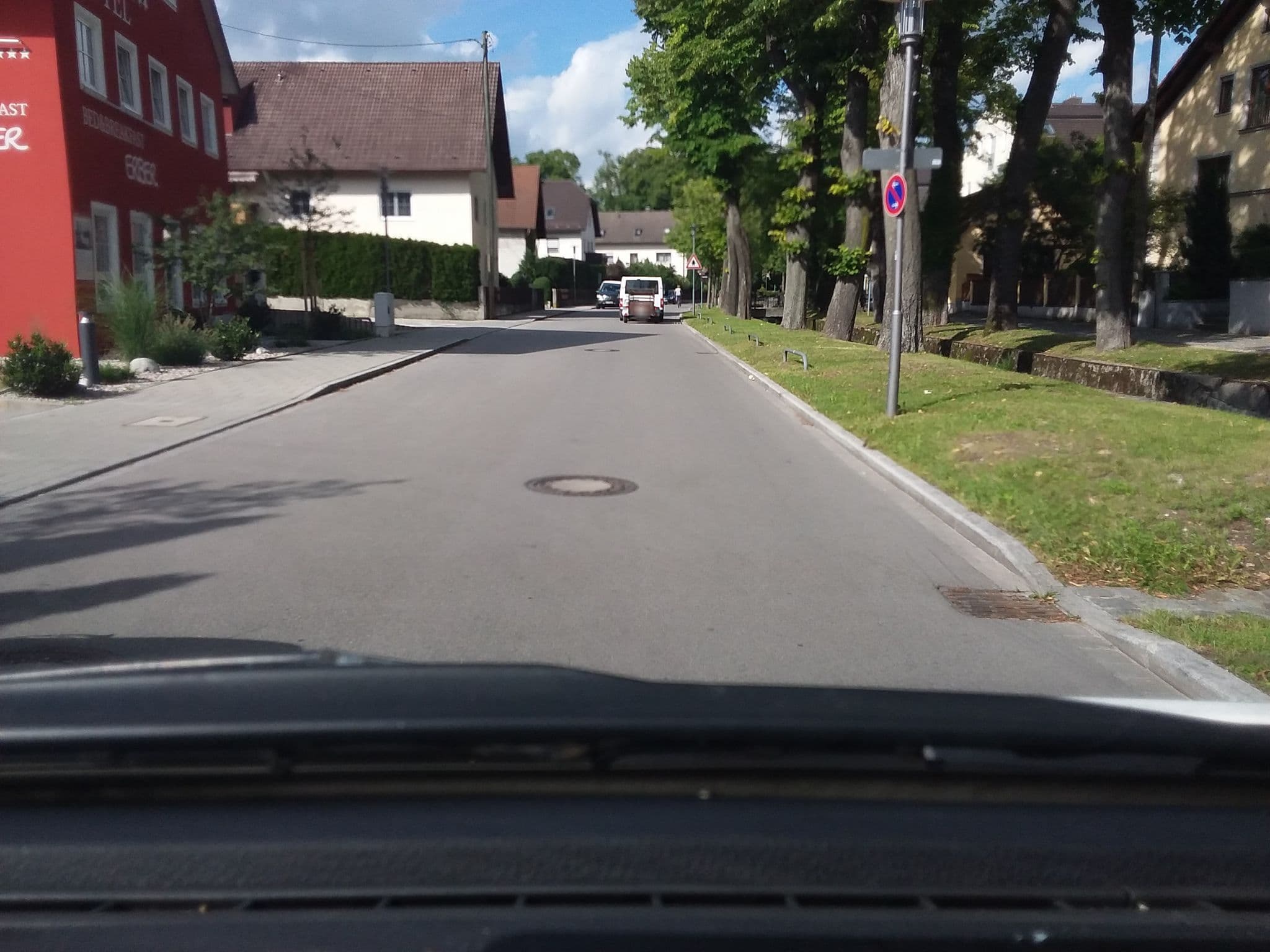Street view near Hotel Garni Erber, Ismaning — © uevchen64 (CC BY-SA · Mapillary)
