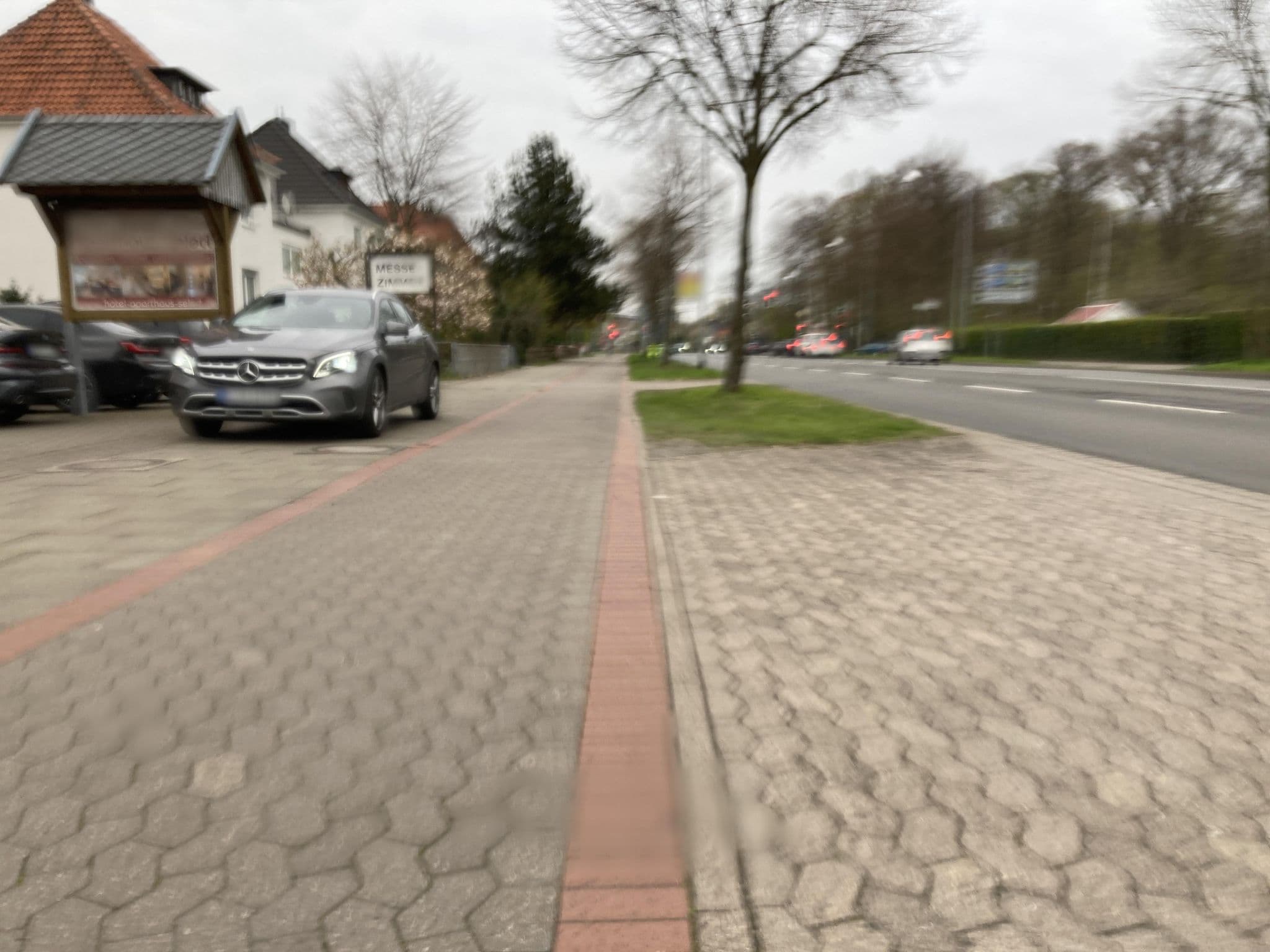 Street view near Hotel Aparthaus-Select, Laatzen — © jom (CC BY-SA · Mapillary)