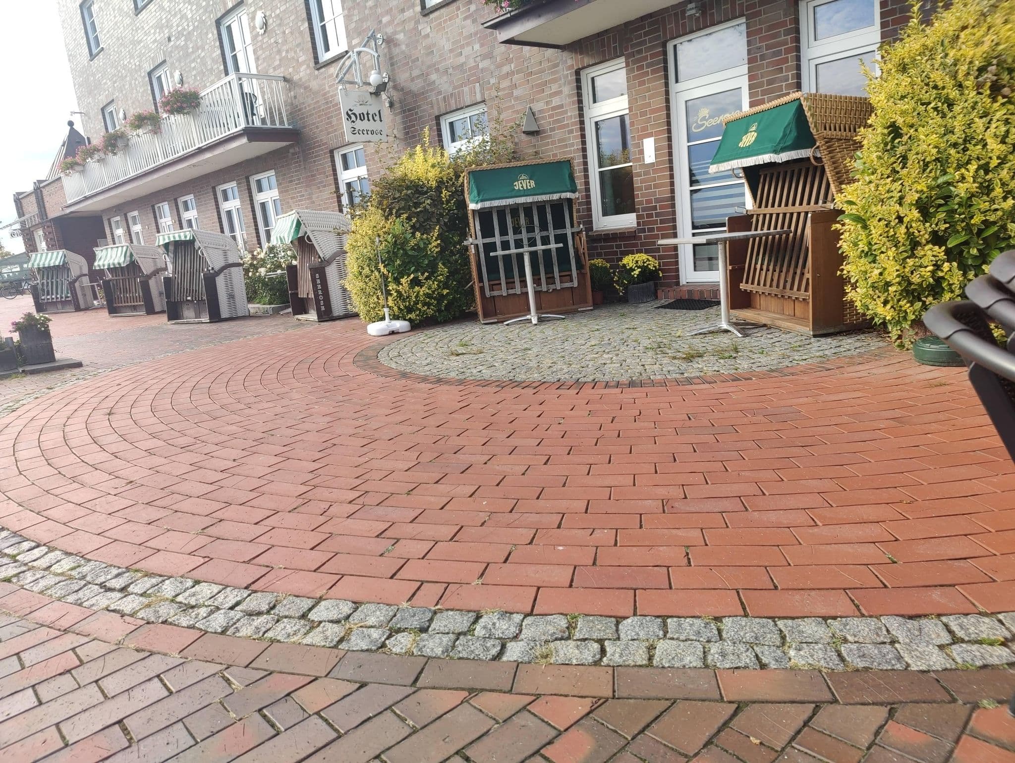 Street view near Hotel Seerose, Wilhelmshaven — © zox (CC BY-SA · Mapillary)
