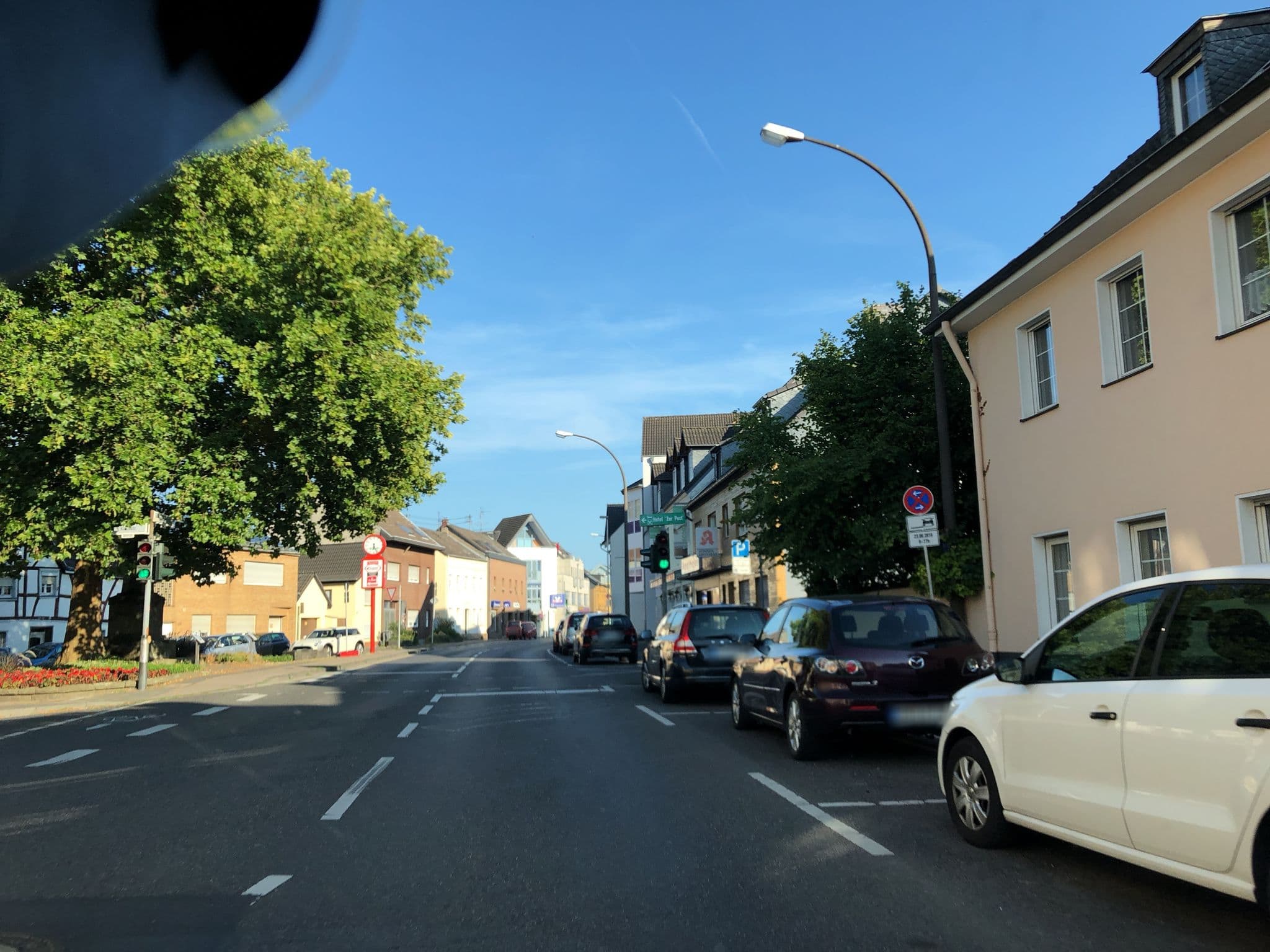 Street view near Hotel zur Post, Oberkassel — © dschuwa (CC BY-SA · Mapillary)