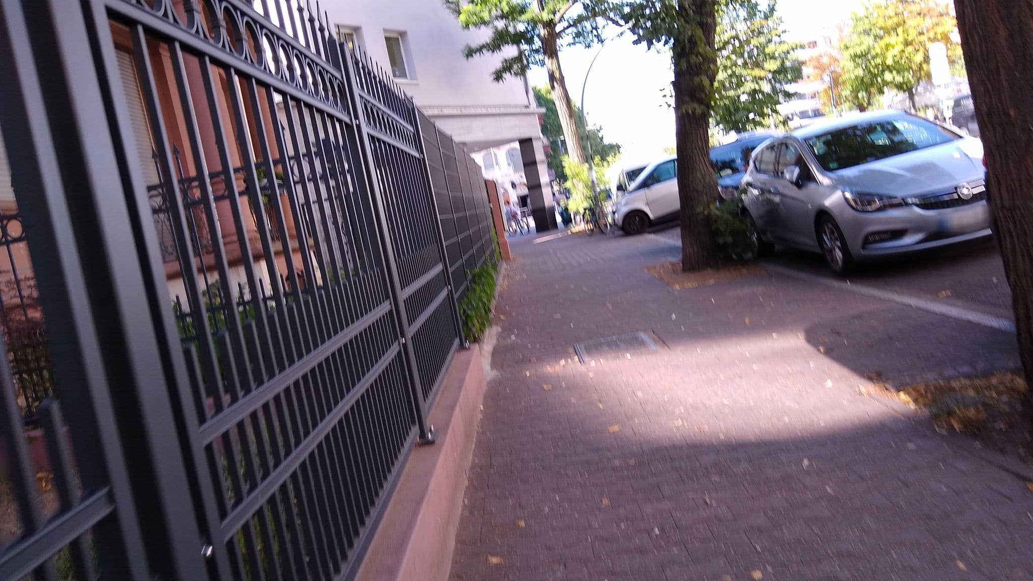 Street view near Hotel West an der Bockenheimer Warte, Frankfurt am Main — © bennid4 (CC BY-SA · Mapillary)
