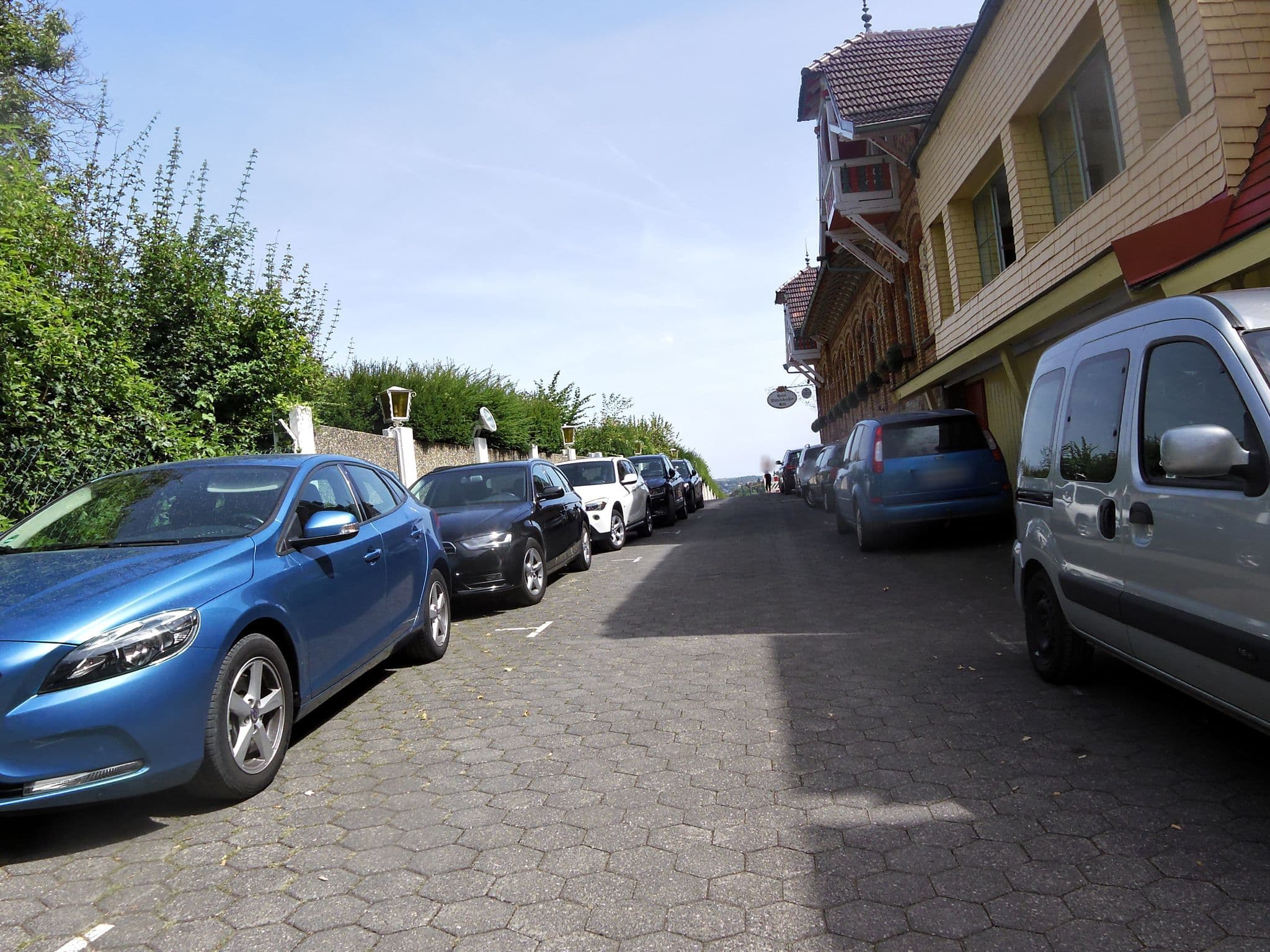 Street view near Hotel Wittelsbacher Höh, Höchberg — © zoegglmeyr (CC BY-SA · Mapillary)