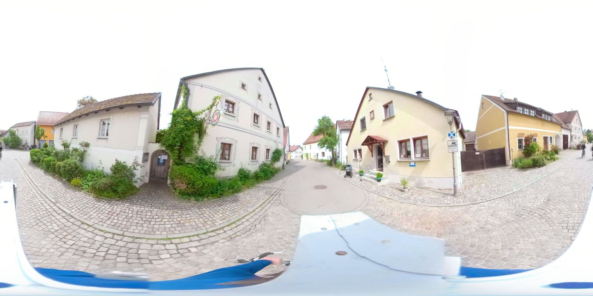 Street view near Zum Goldenen Löwen, Kallmünz — © wegavision (CC BY-SA · Mapillary)