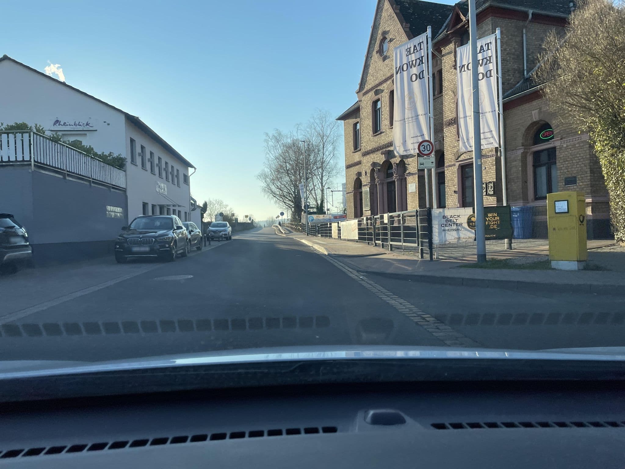 Street view near Gutsausschank und Gästehaus Rheinblick, Kiedrich — © user4245 (CC BY-SA · Mapillary)