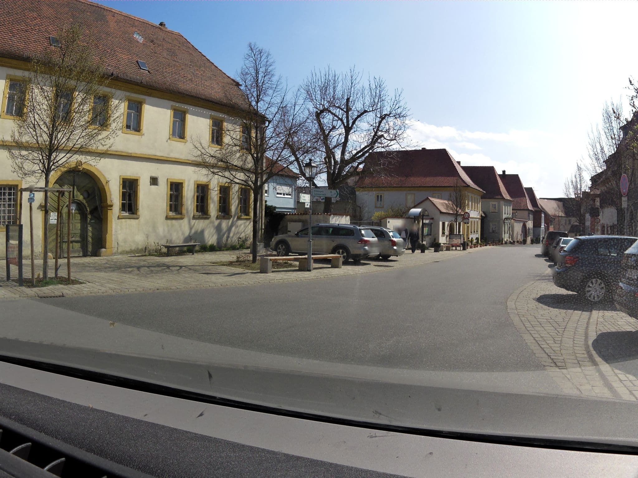Street view near Zum weißen Lamm, Sommerach — © zoegglmeyr (CC BY-SA · Mapillary)