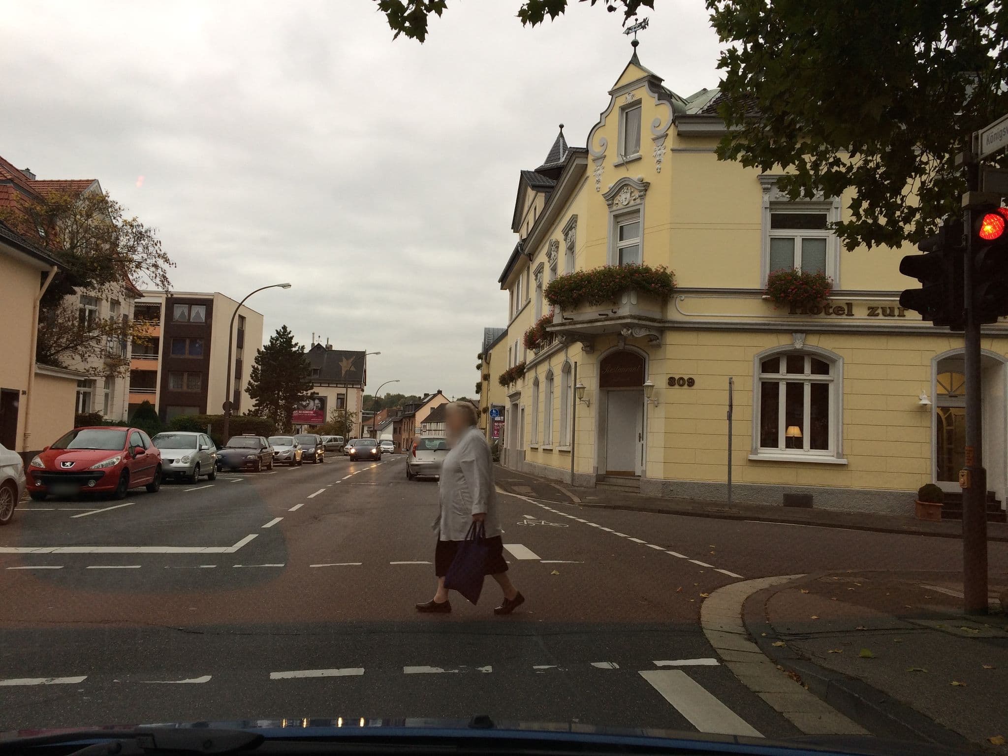 Street view near Gästehaus Hotel zur Post, Oberkassel — © dschuwa (CC BY-SA · Mapillary)