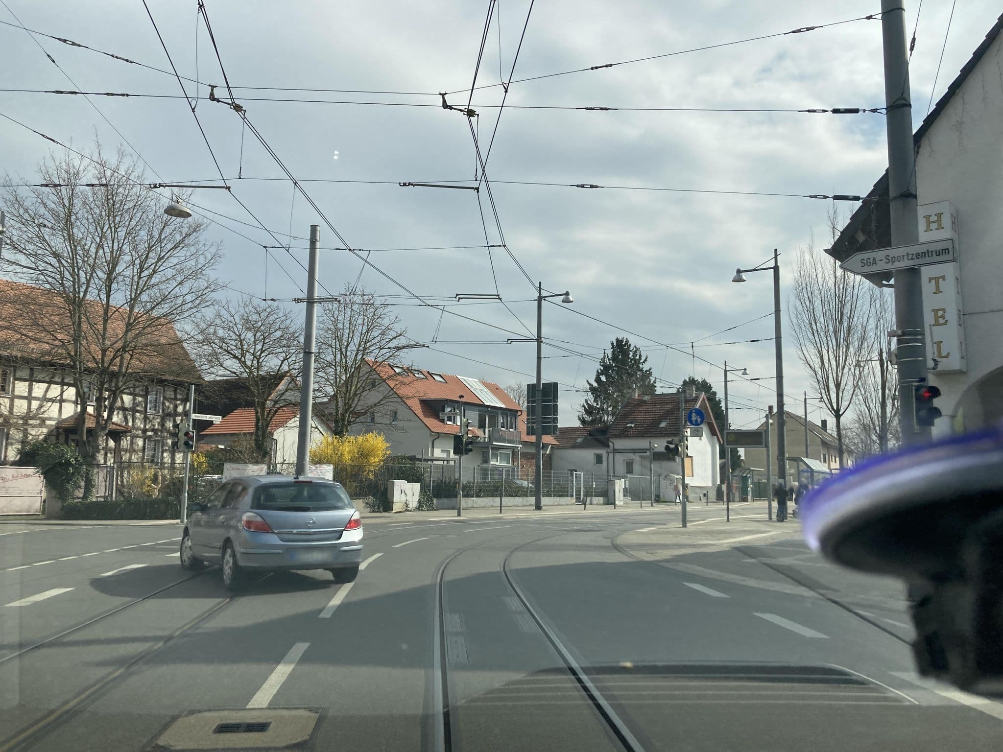 Street view near Weißer Schwan Hotel - Restaurant, Arheilgen — © robffm (CC BY-SA · Mapillary)