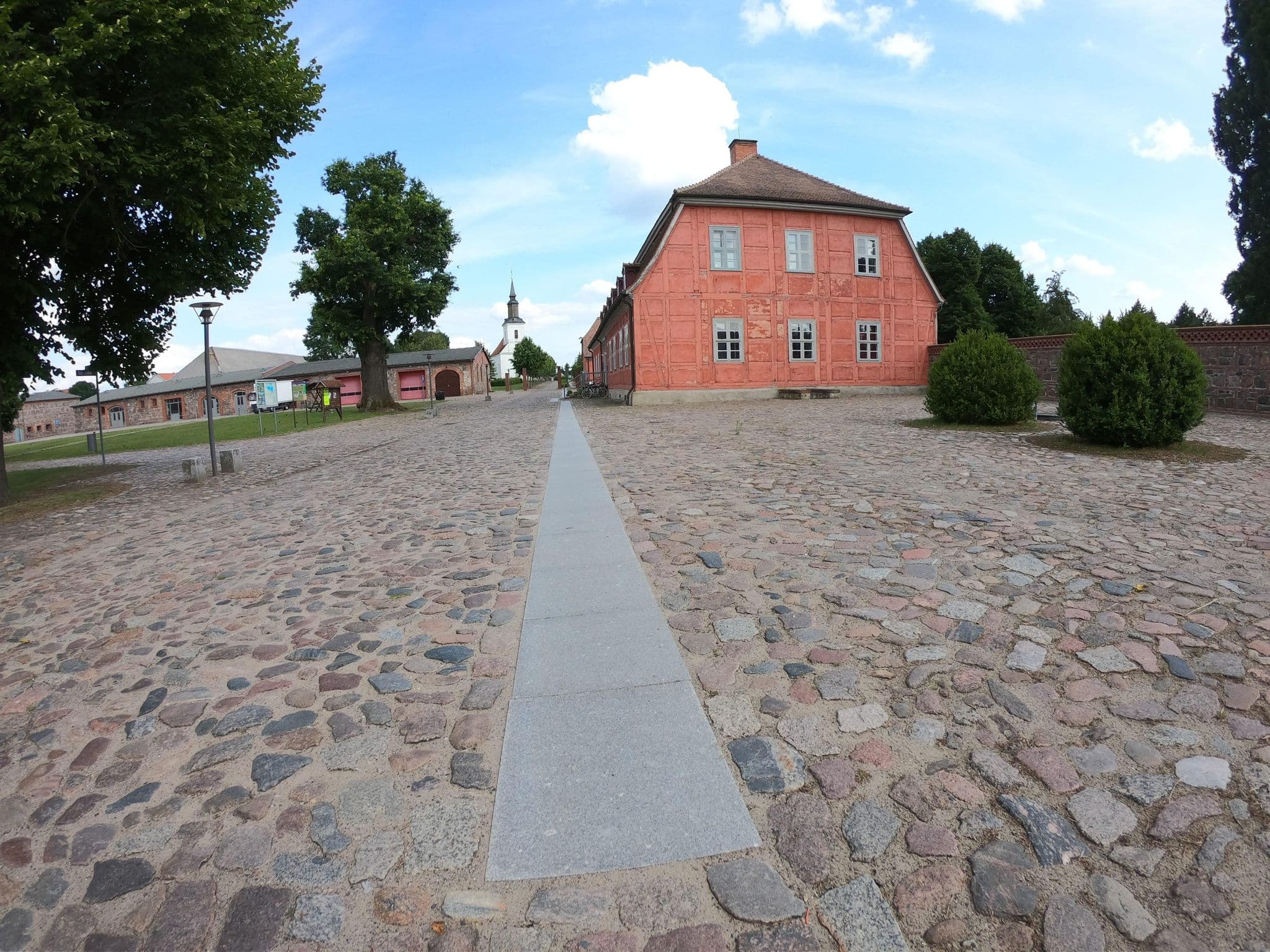 Street view near Schloß Rothenklempenow, Viereck — © masterofnoroad (CC BY-SA · Mapillary)