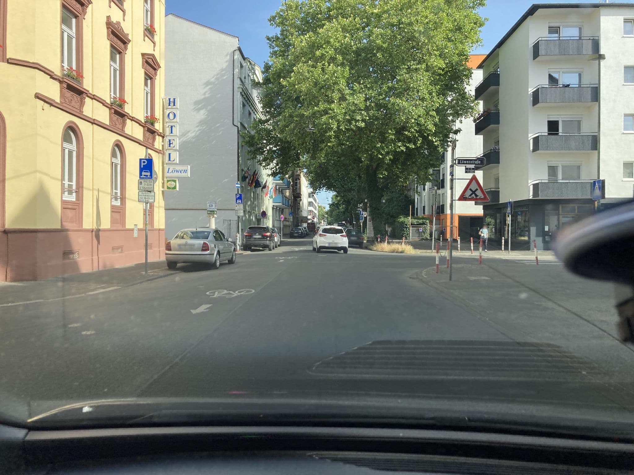 Street view near Hotel Löwen, Offenbach — © robffm (CC BY-SA · Mapillary)