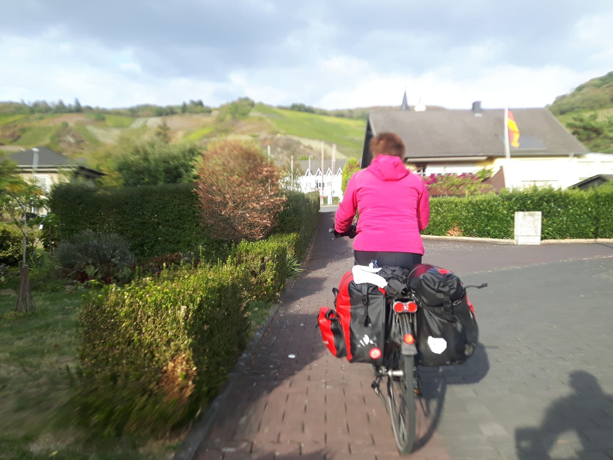 Street view near Gästezimmer Mertesacker, Leutesdorf — © changchun1 (CC BY-SA · Mapillary)