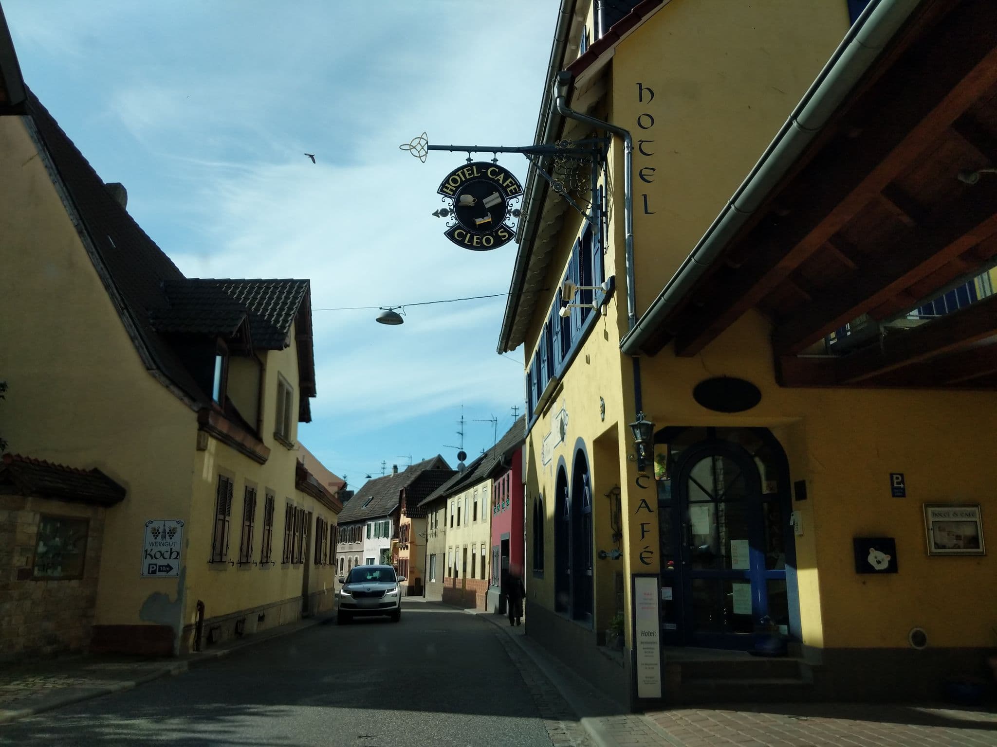Street view near Cleo's Hotel & Café, Kallstadt — © atze02 (CC BY-SA · Mapillary)