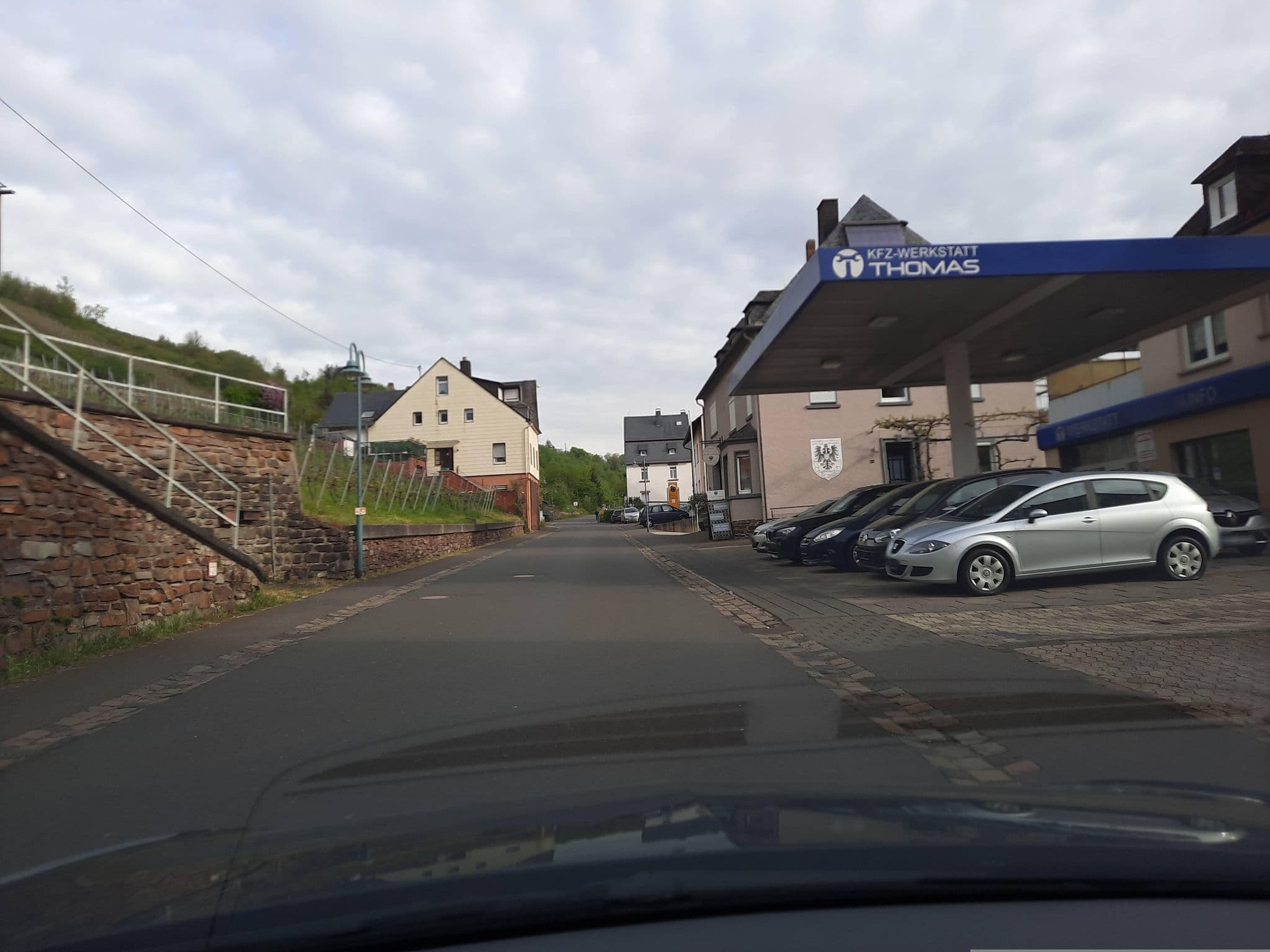Street view near Weingut Peter Barzen, Reil — © Lowiekse (CC BY-SA · Mapillary)