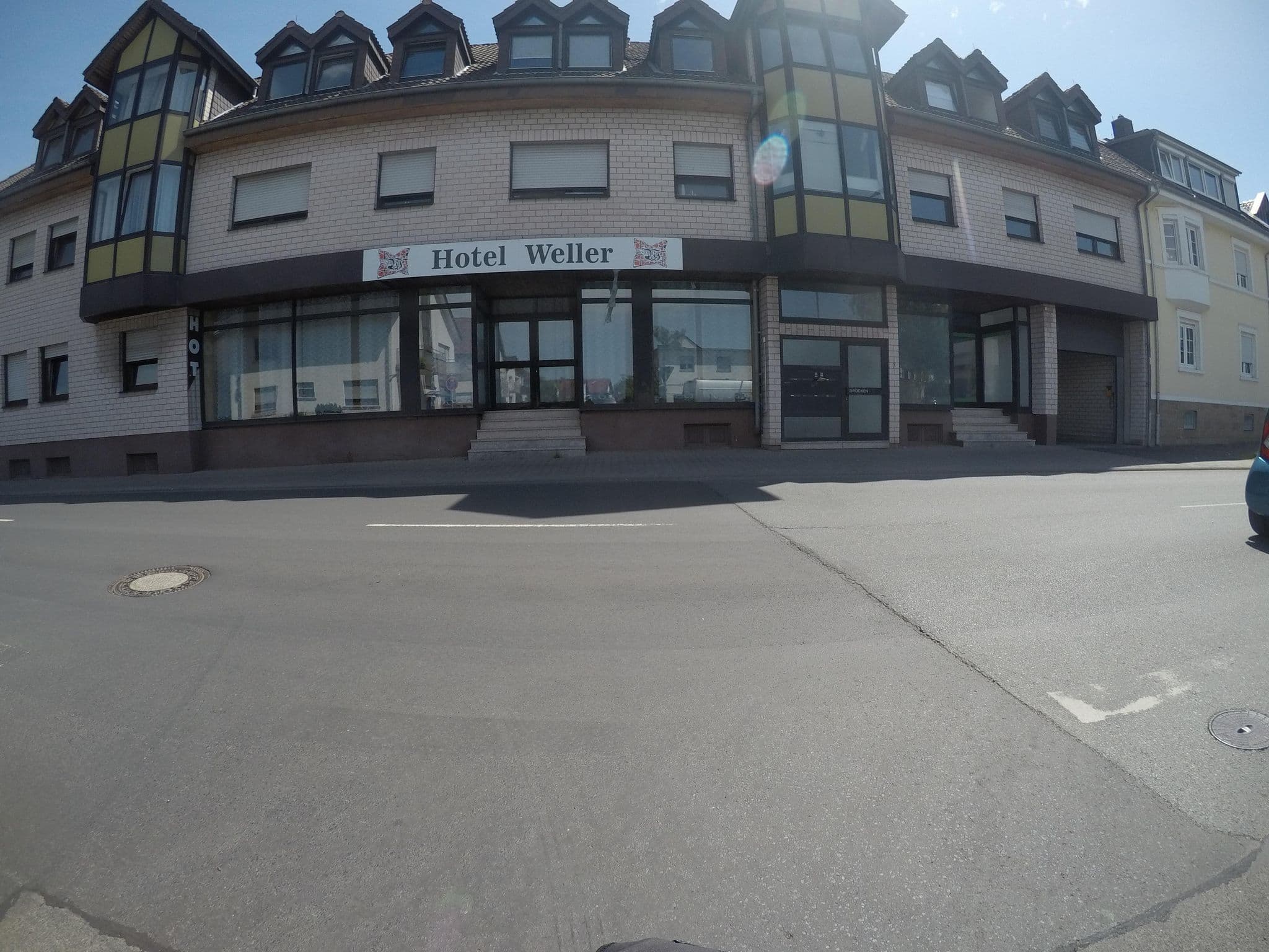 Street view near Hotel-Pension Weller, Mühlheim am Main — © mfa (CC BY-SA · Mapillary)