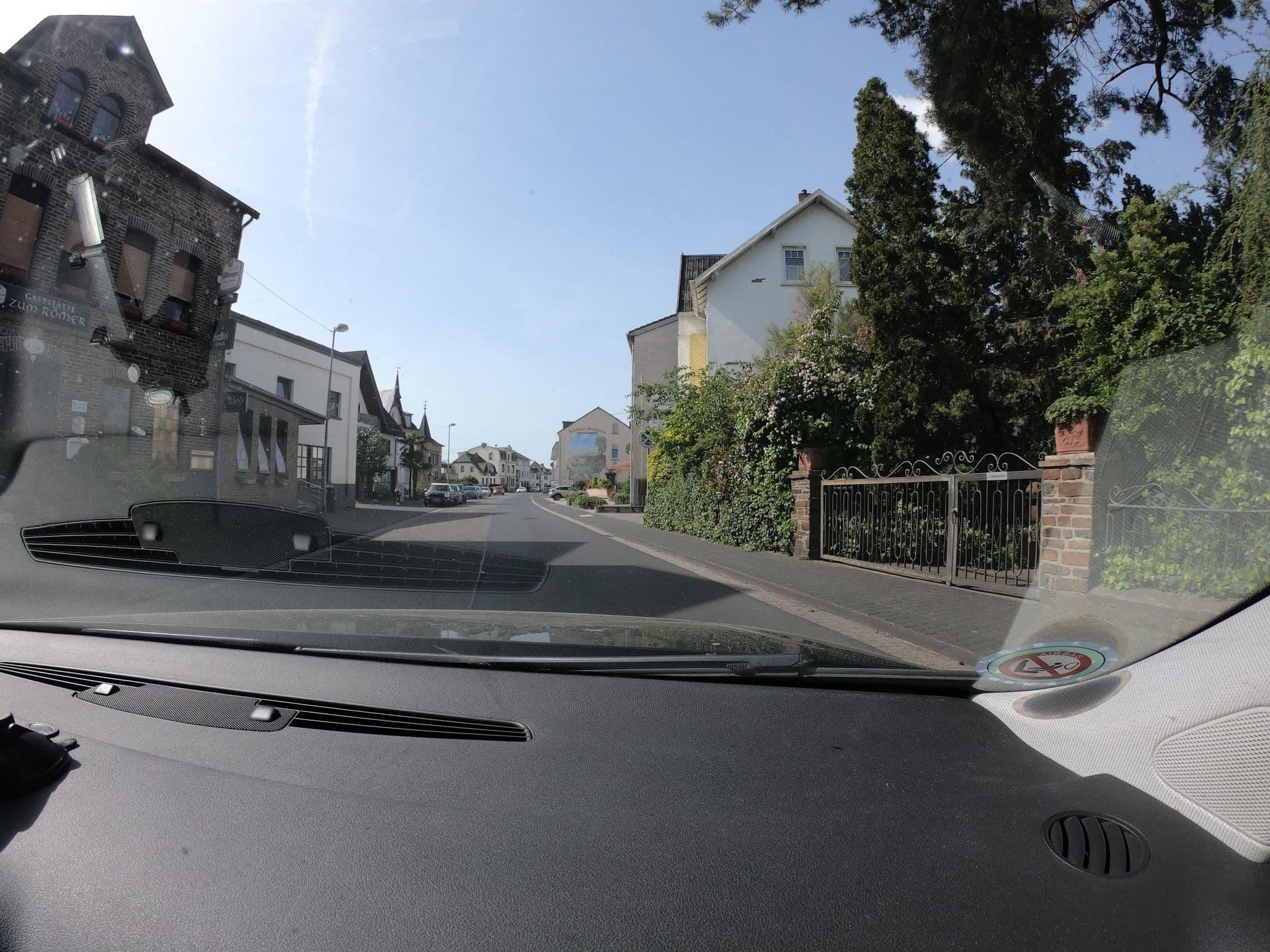 Street view near Hotel Zum Römer, Rheinbrohl — © bernd1960 (CC BY-SA · Mapillary)