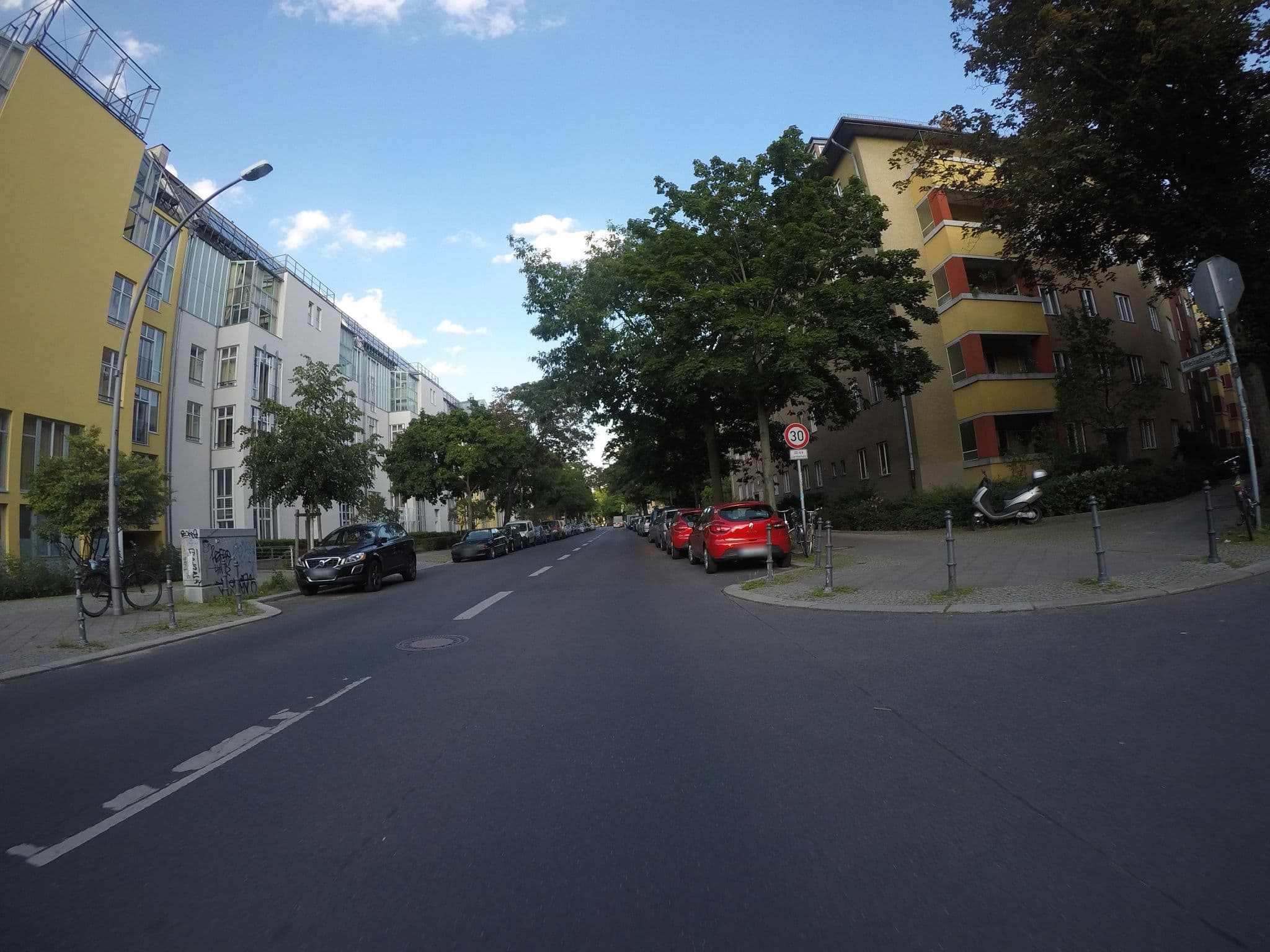 Street view near Internationales Begegnungszentrum der Wissenschaft, Friedenau — © dl7auq (CC BY-SA · Mapillary)