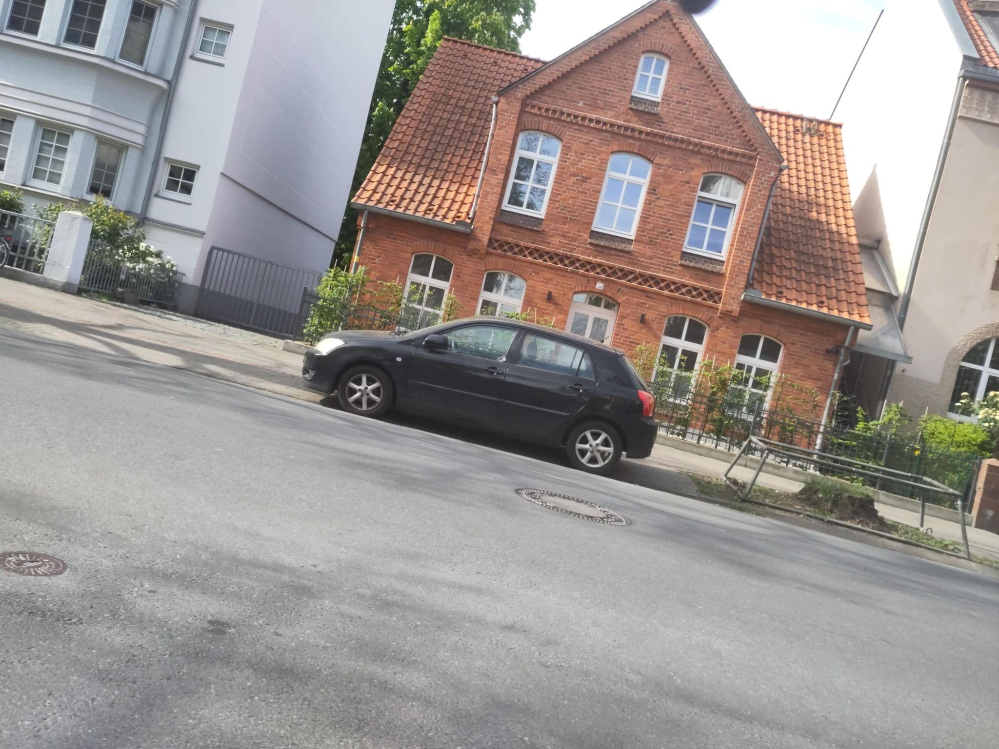 Street view near Leonhardts Haus & Hof, Döhren — © eesohgha (CC BY-SA · Mapillary)