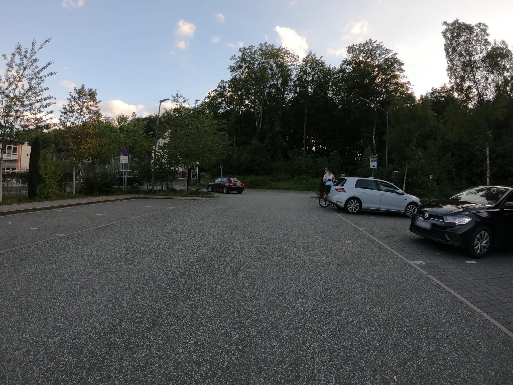 Street view near Wohnmobilparkplatz an der Hohemark, Oberursel — © tmka (CC BY-SA · Mapillary)