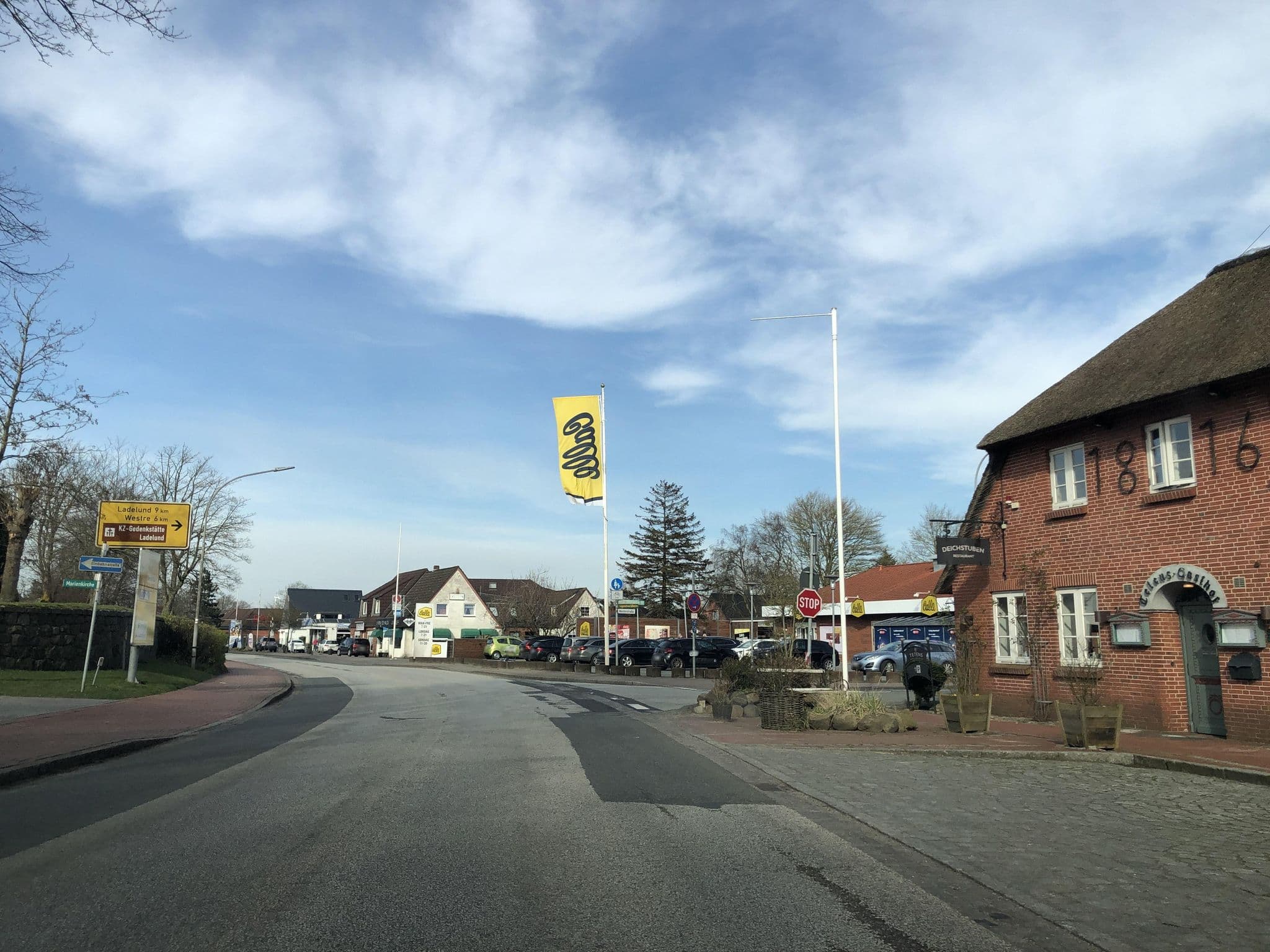 Street view near Landhotel Tetens Gasthof, Süderlügum — © peterleth (CC BY-SA · Mapillary)