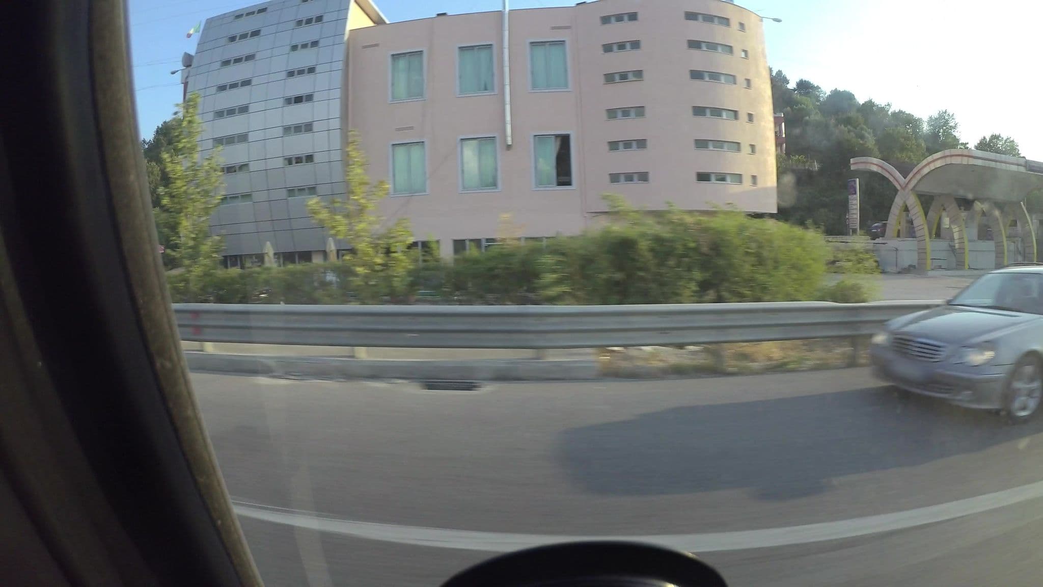 Street view near HOTEL-RESTORANT "PIKEZA", Vorë — © kaart5 (CC BY-SA · Mapillary)