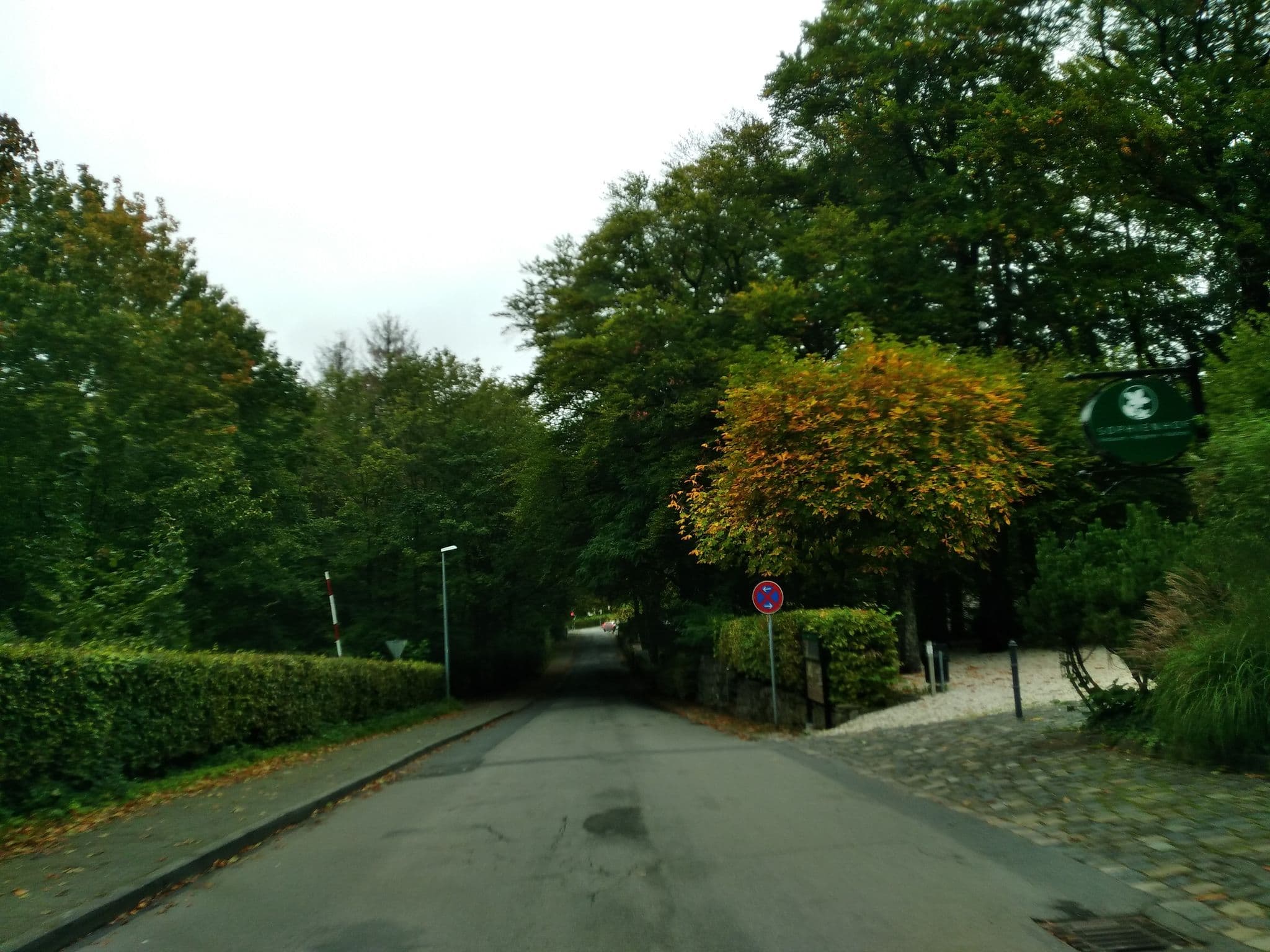 Street view near Villa First im Sophienhof, Heisterbacherrott — © schwing (CC BY-SA · Mapillary)