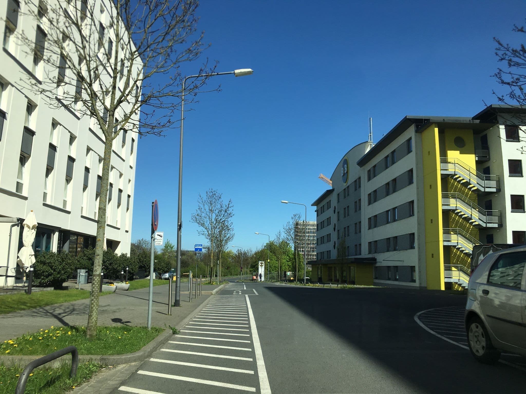 Street view near Motel One Frankfurt Airport, Niederrad — © foxman (CC BY-SA · Mapillary)