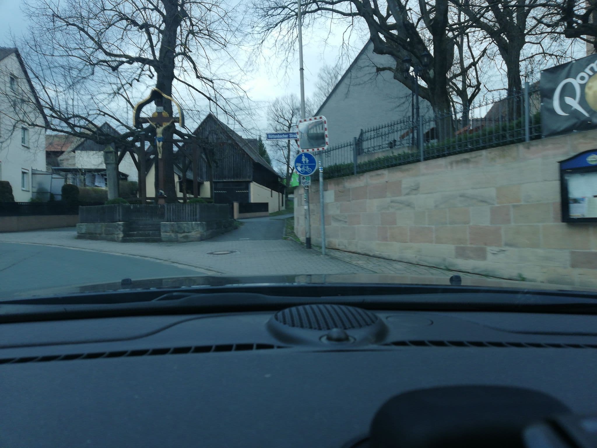 Street view near Fränkischer Gasthof Mayd, Heßdorf — © smiley269 (CC BY-SA · Mapillary)