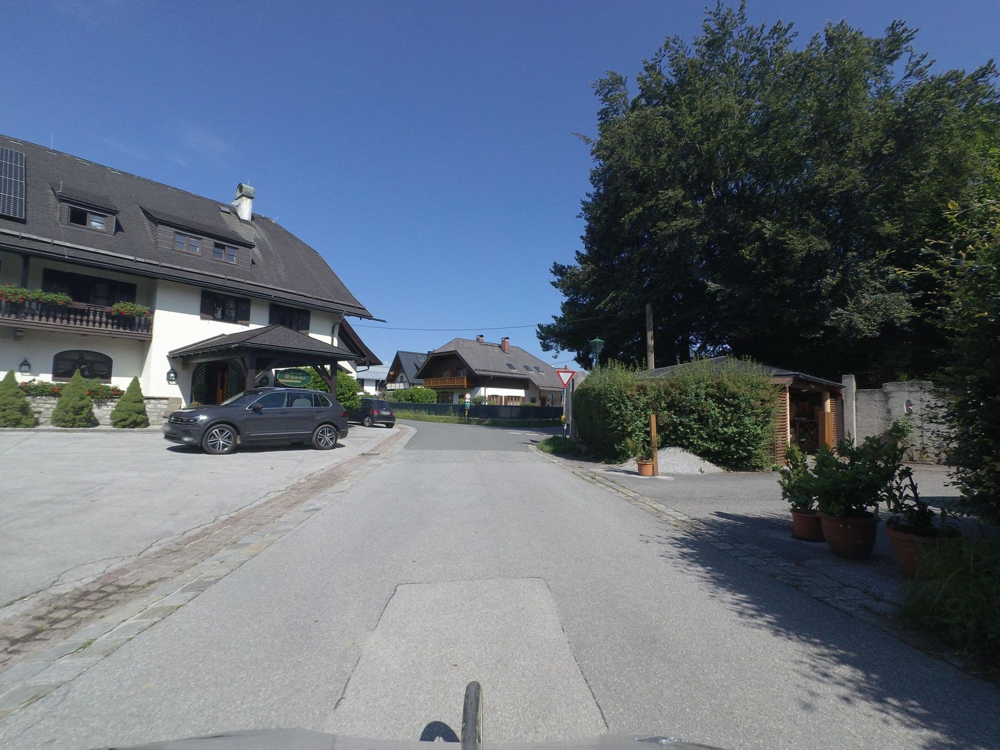 Street view near Friesachers Aniferhof, Anif — © schermy_at (CC BY-SA · Mapillary)