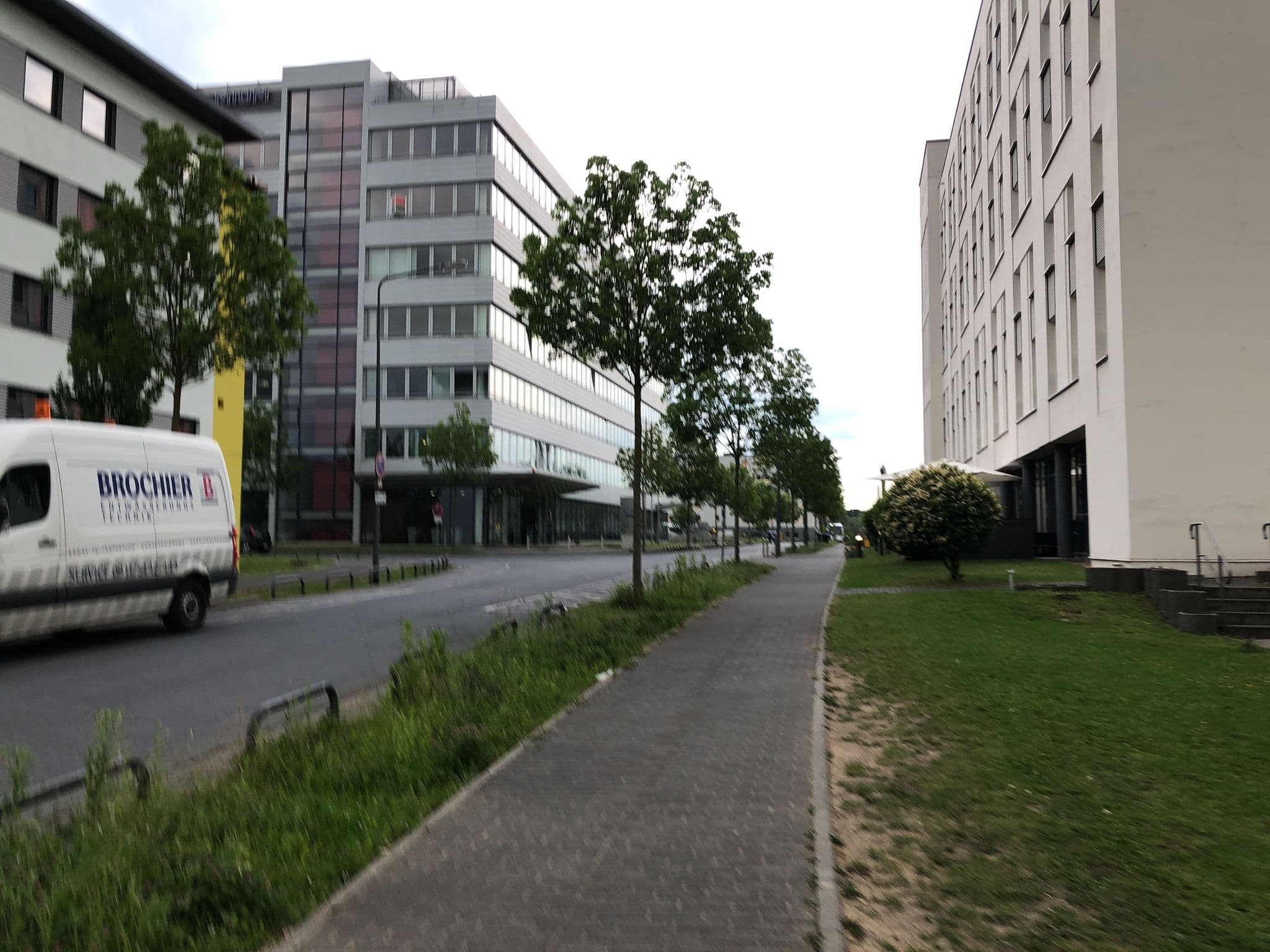 Street view near B&B Hotel Frankfurt-Niederrad, Niederrad — © multimaze (CC BY-SA · Mapillary)