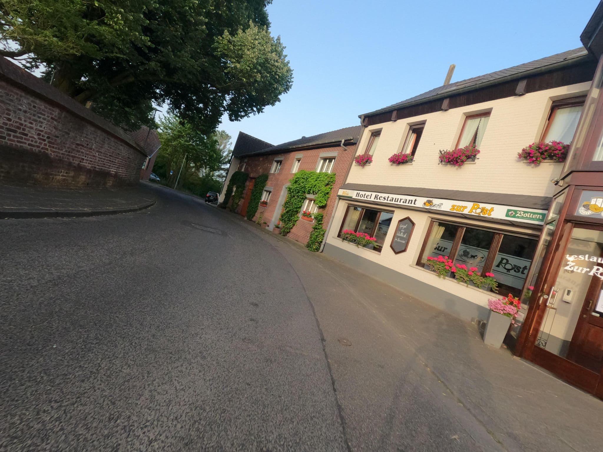 Street view near Hotel Restaurant Zur Post, Wassenberg — © hektor1989 (CC BY-SA · Mapillary)