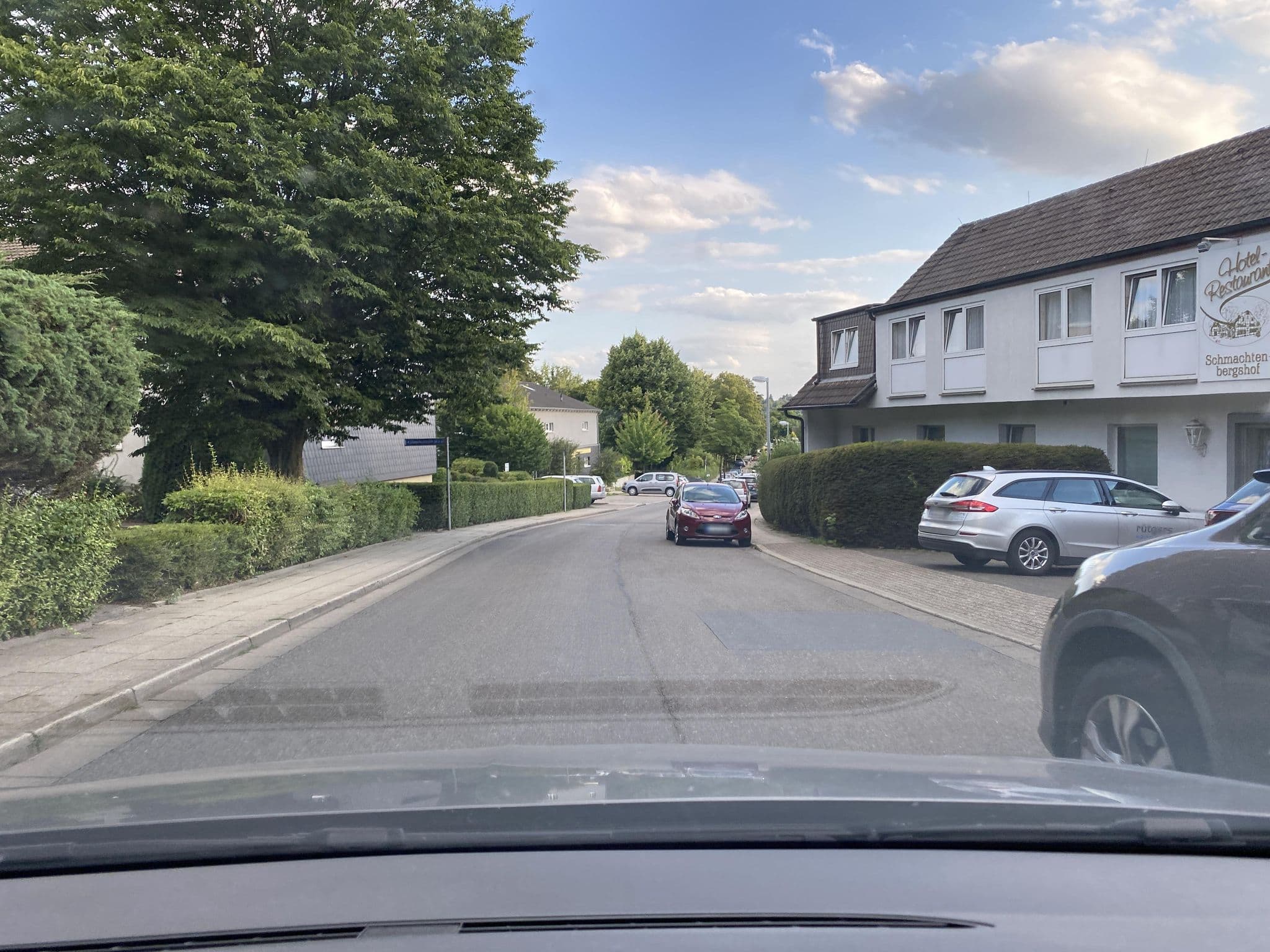 Street view near Schmachtenbergshof, Heiligenhaus — © heetENkoel (CC BY-SA · Mapillary)