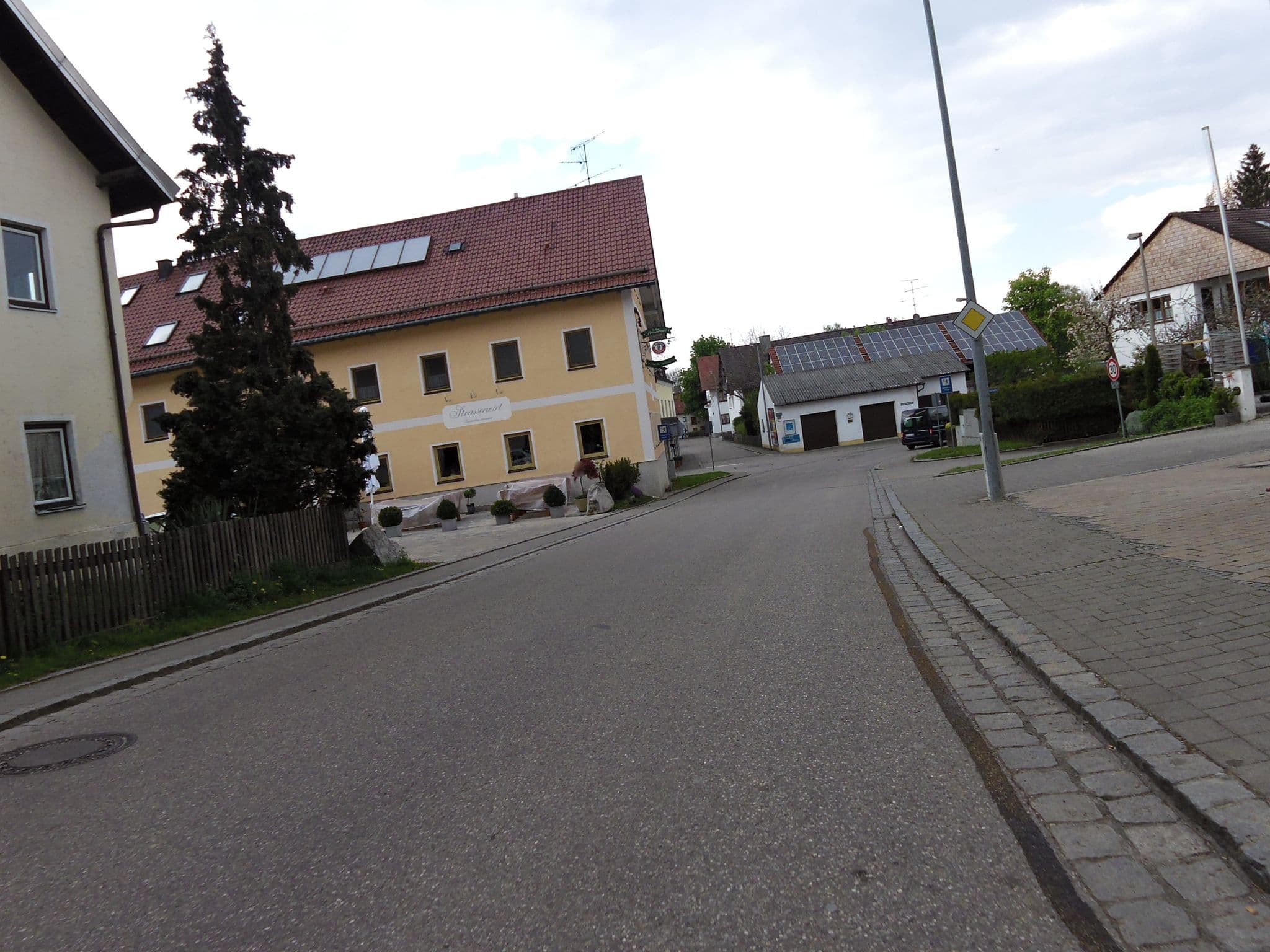Street view near Gasthaus Strasserwirt, Eitting — © czmrtn (CC BY-SA · Mapillary)