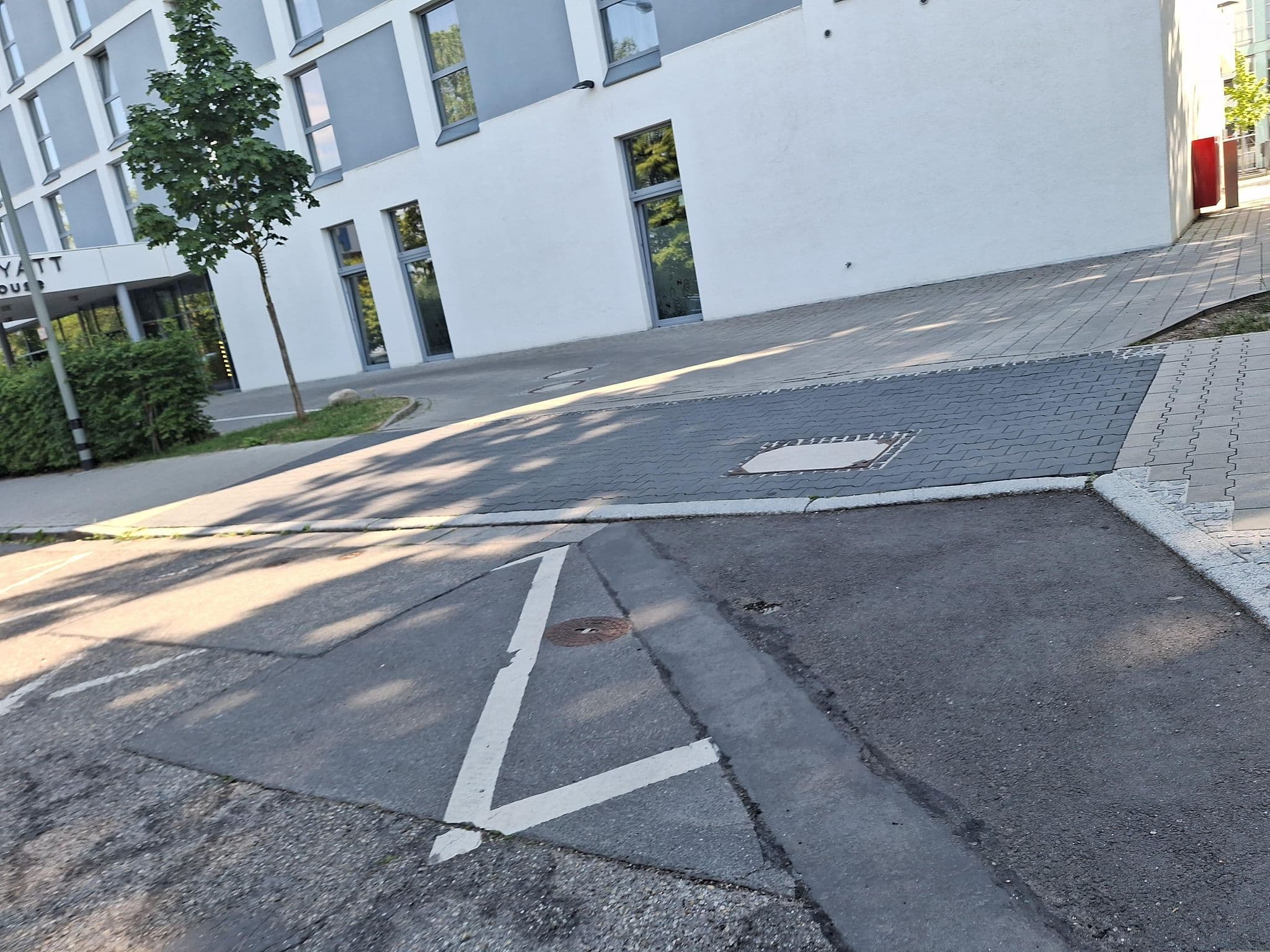 Street view near Hyatt House, Eschborn — © Seven77 (CC BY-SA · Mapillary)