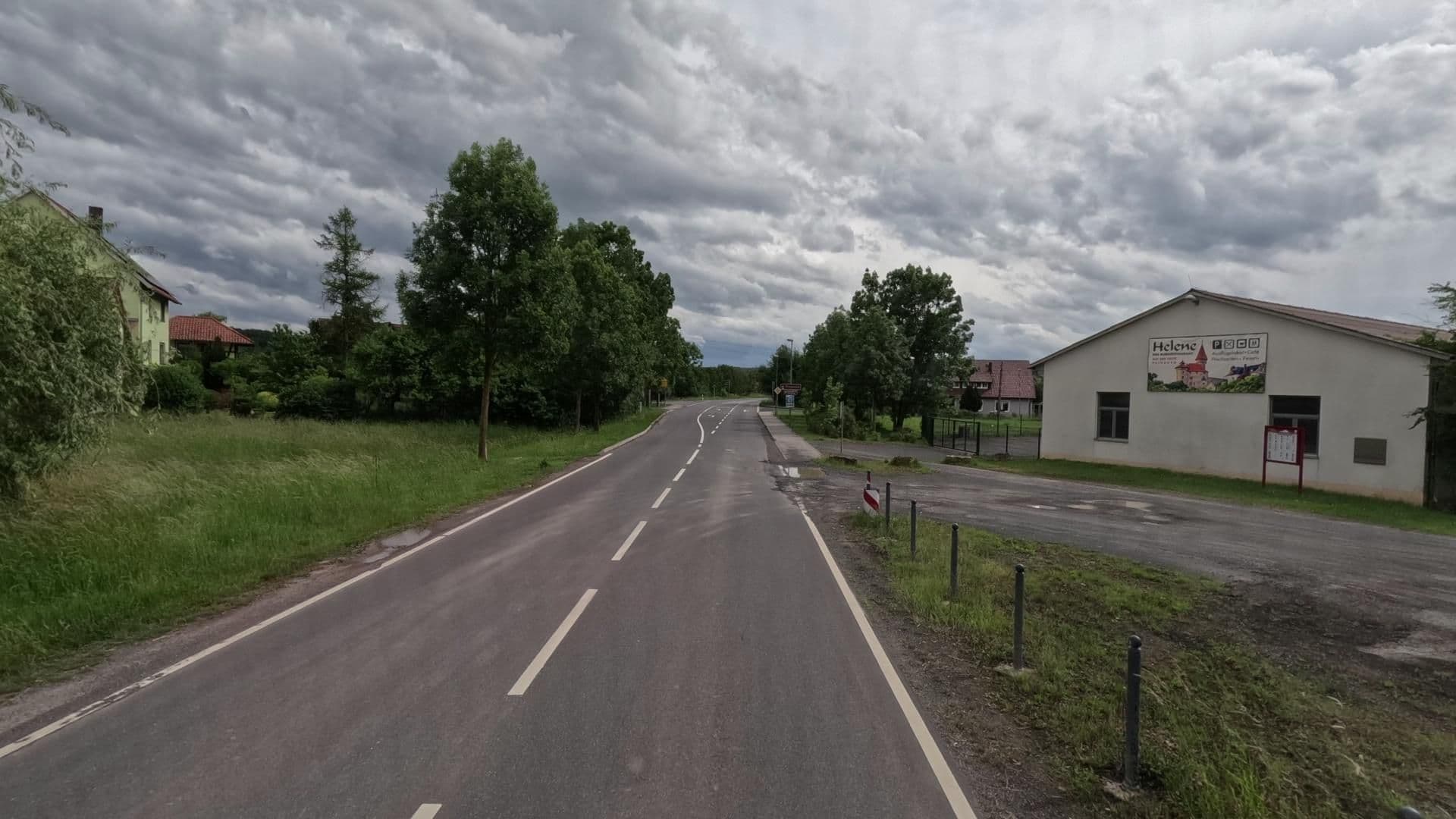 Street view near Wohnmobilstellplatz "Am Rainbrünnlein", Hellingen — © bct (CC BY-SA · Mapillary)