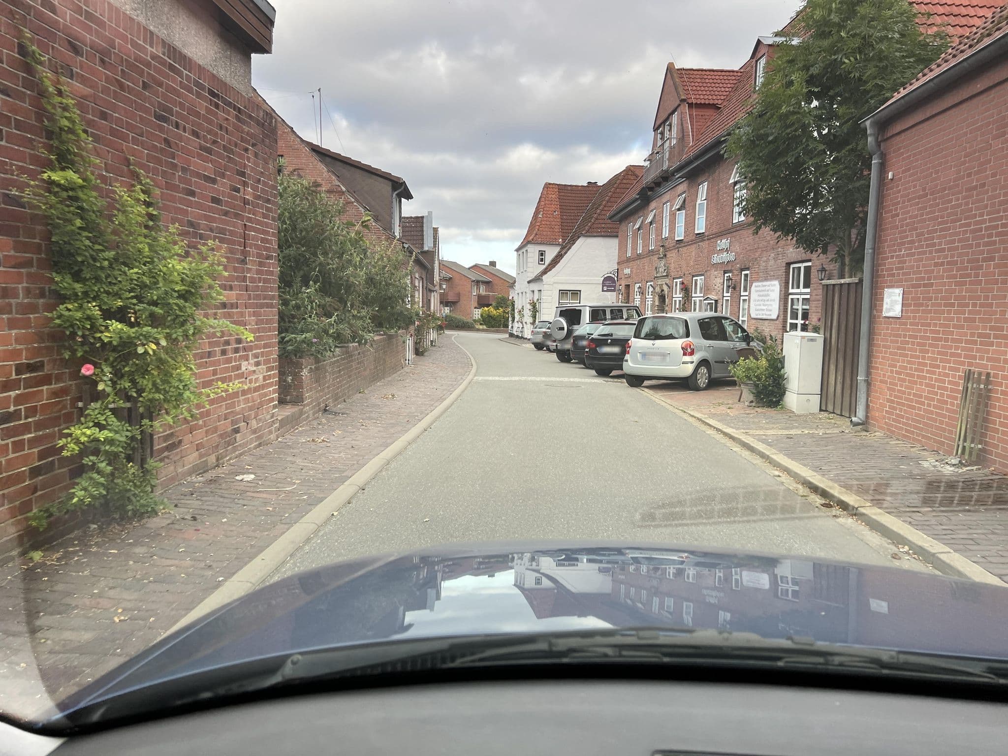 Street view near Gasthof Oldenwöhrden, Wöhrden — © robffm (CC BY-SA · Mapillary)