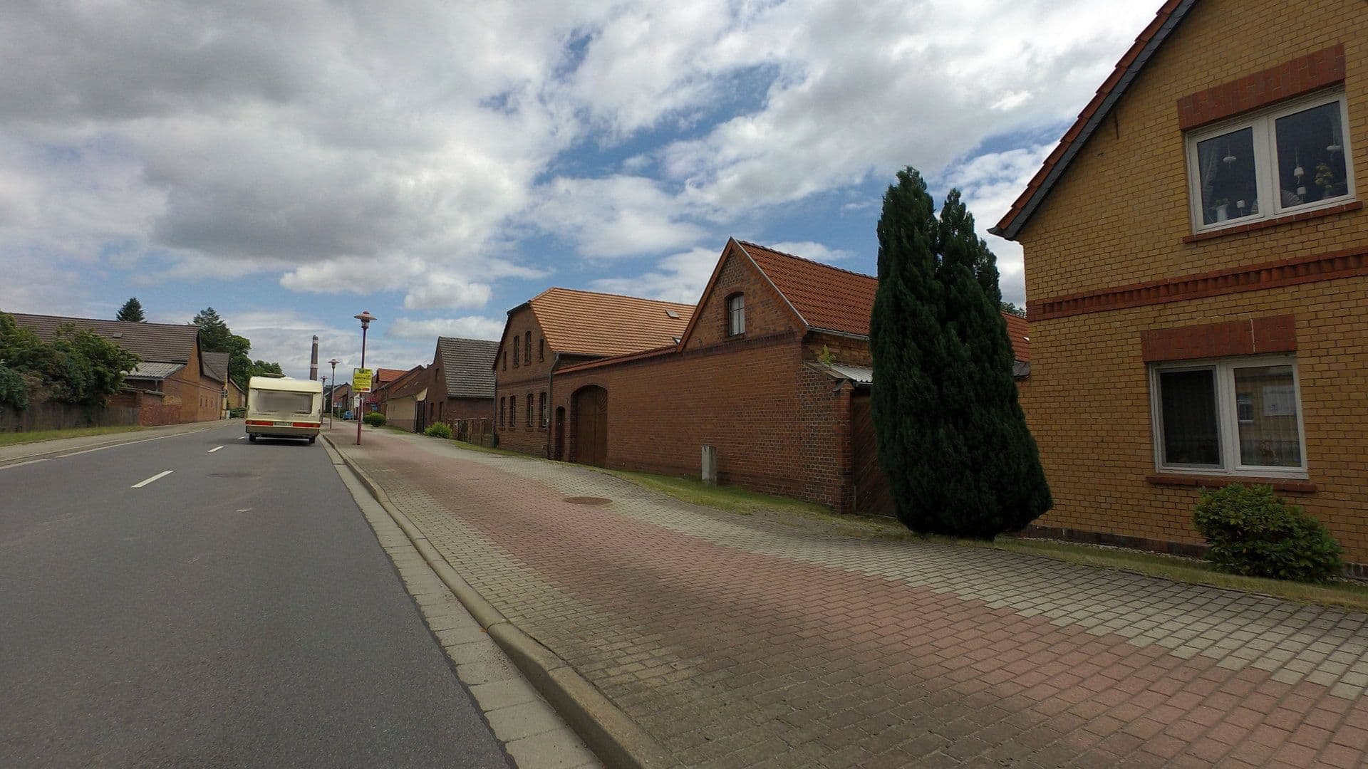 Street view near Appartements Am Dorfkrug, Großräschen — © moenk (CC BY-SA · Mapillary)