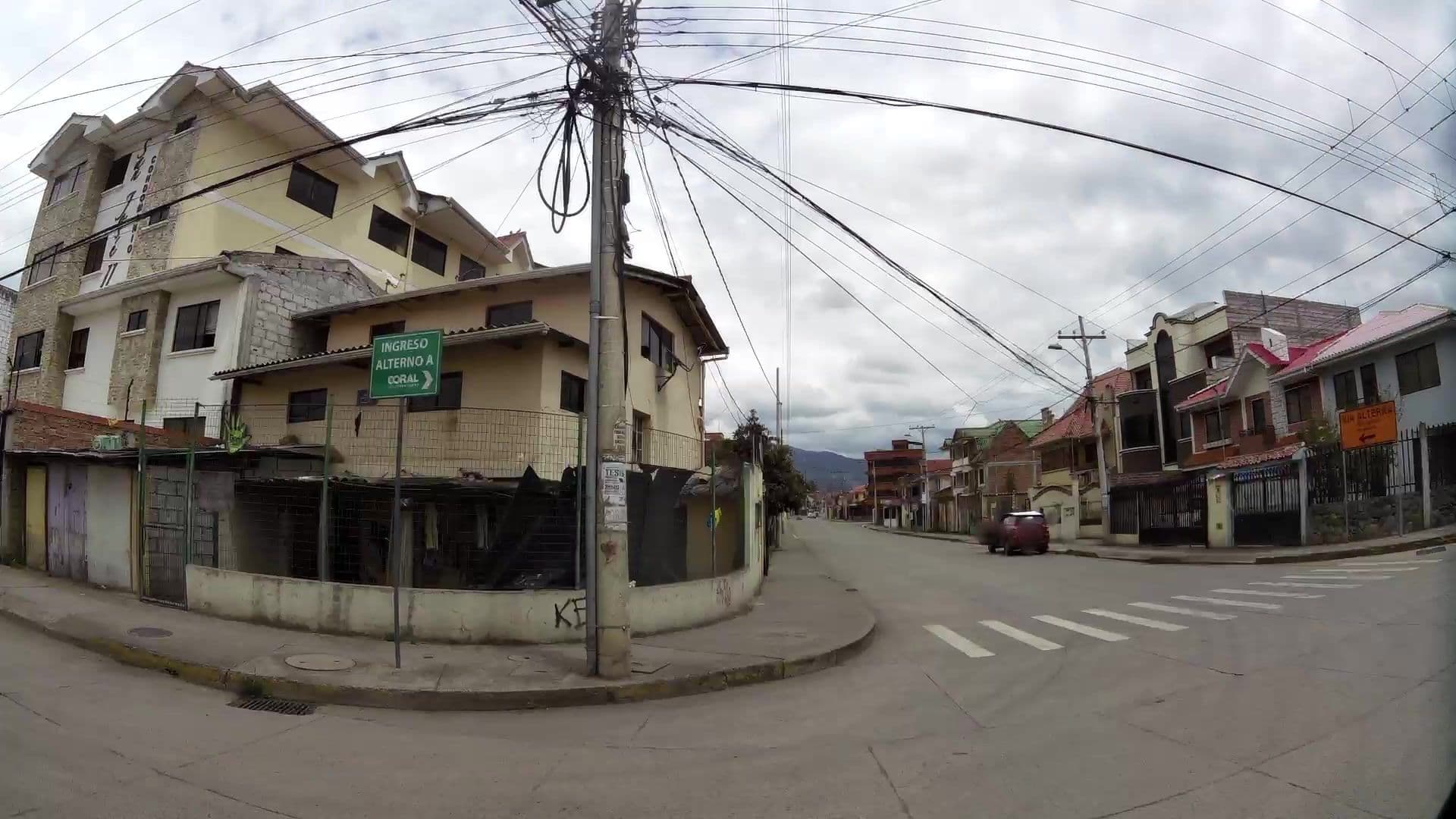 Street view near Edificio San José II, Cuenca