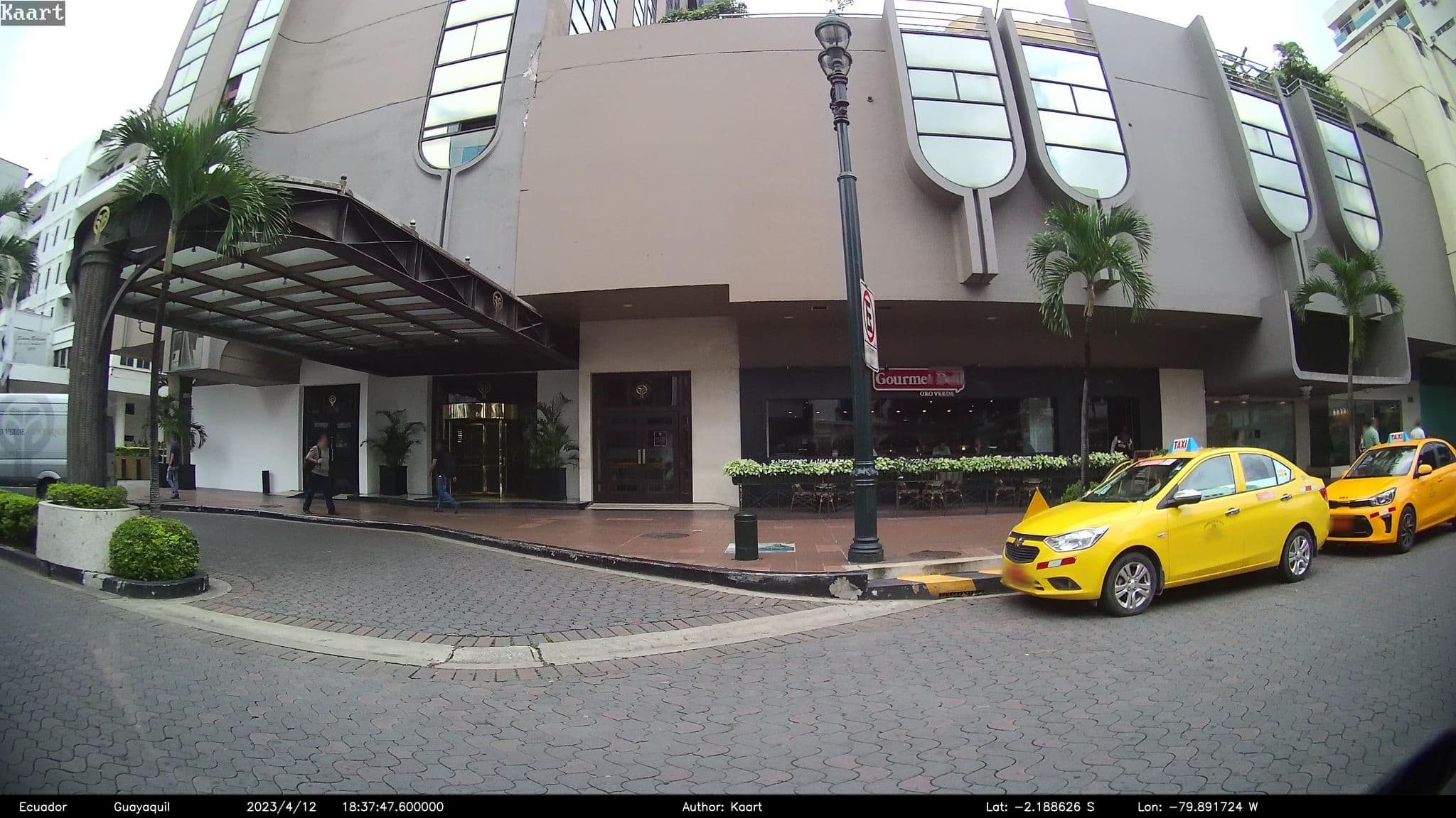 Street view near Hotel Oro Verde, Guayaquil