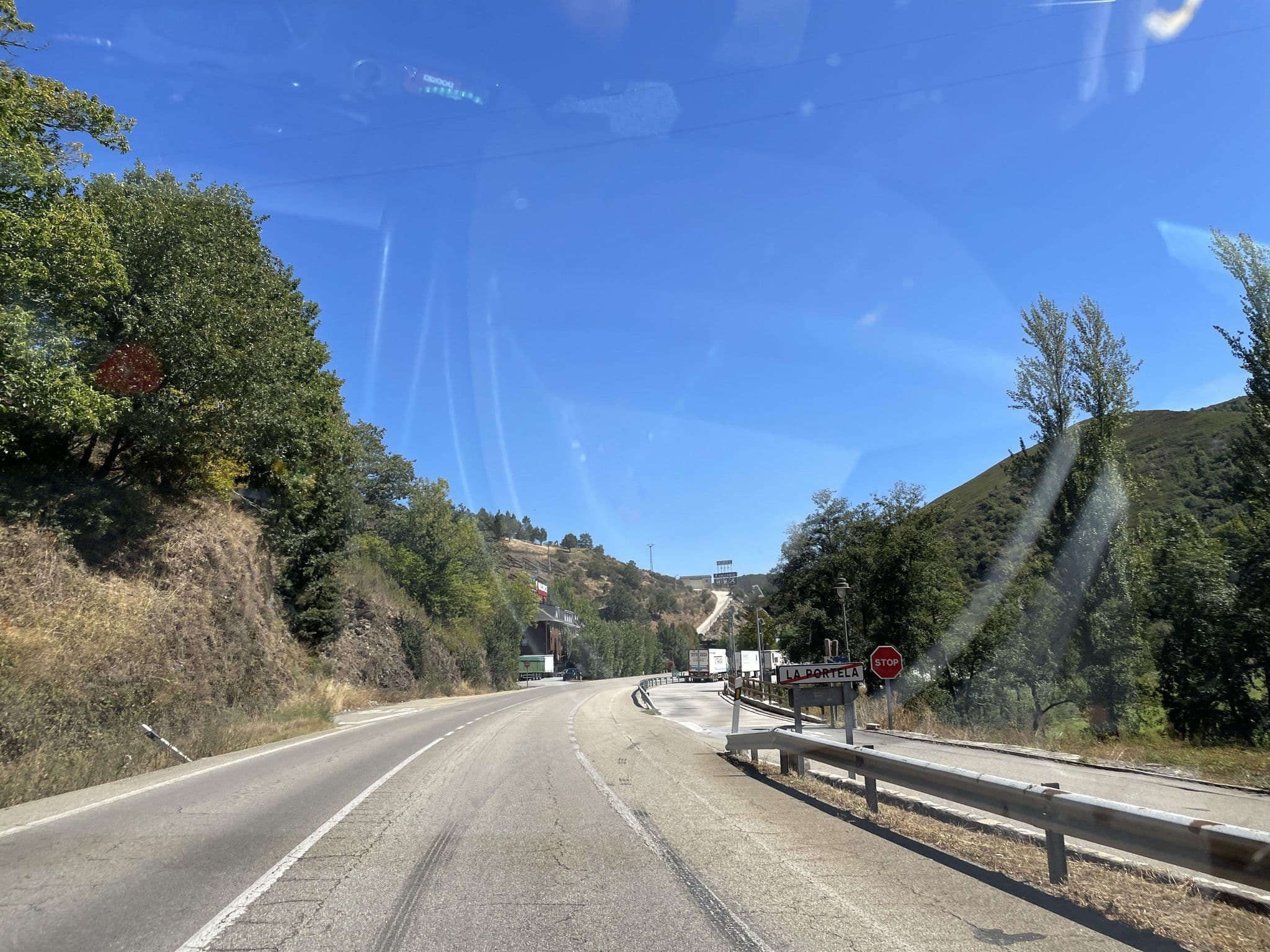 Street view near Albergue El Peregrino, Villafranca del Bierzo — © seraq (CC BY-SA · Mapillary)