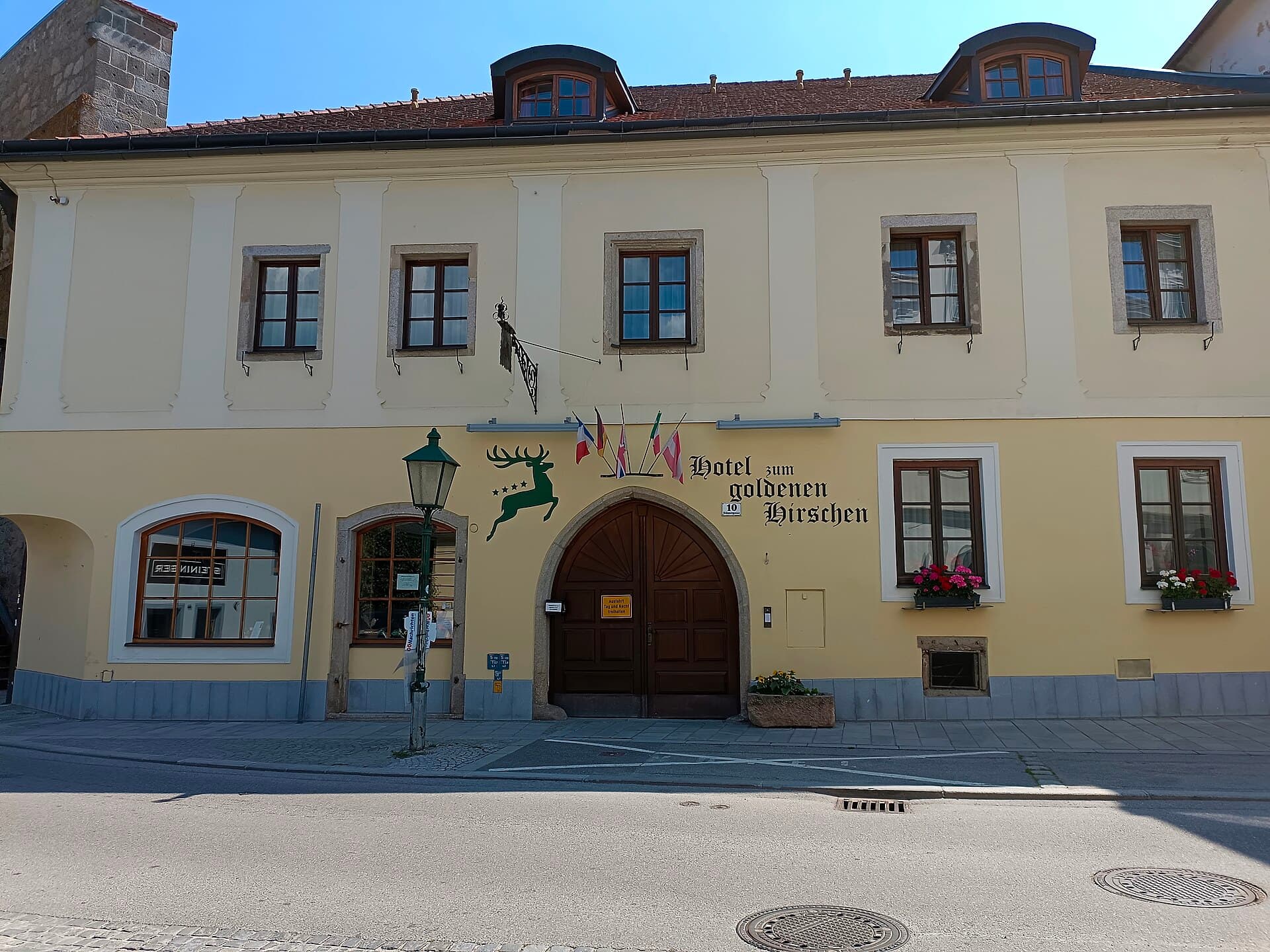 Zum Goldenen Hirschen (via Wikimedia Commons, CC BY-SA 4.0)