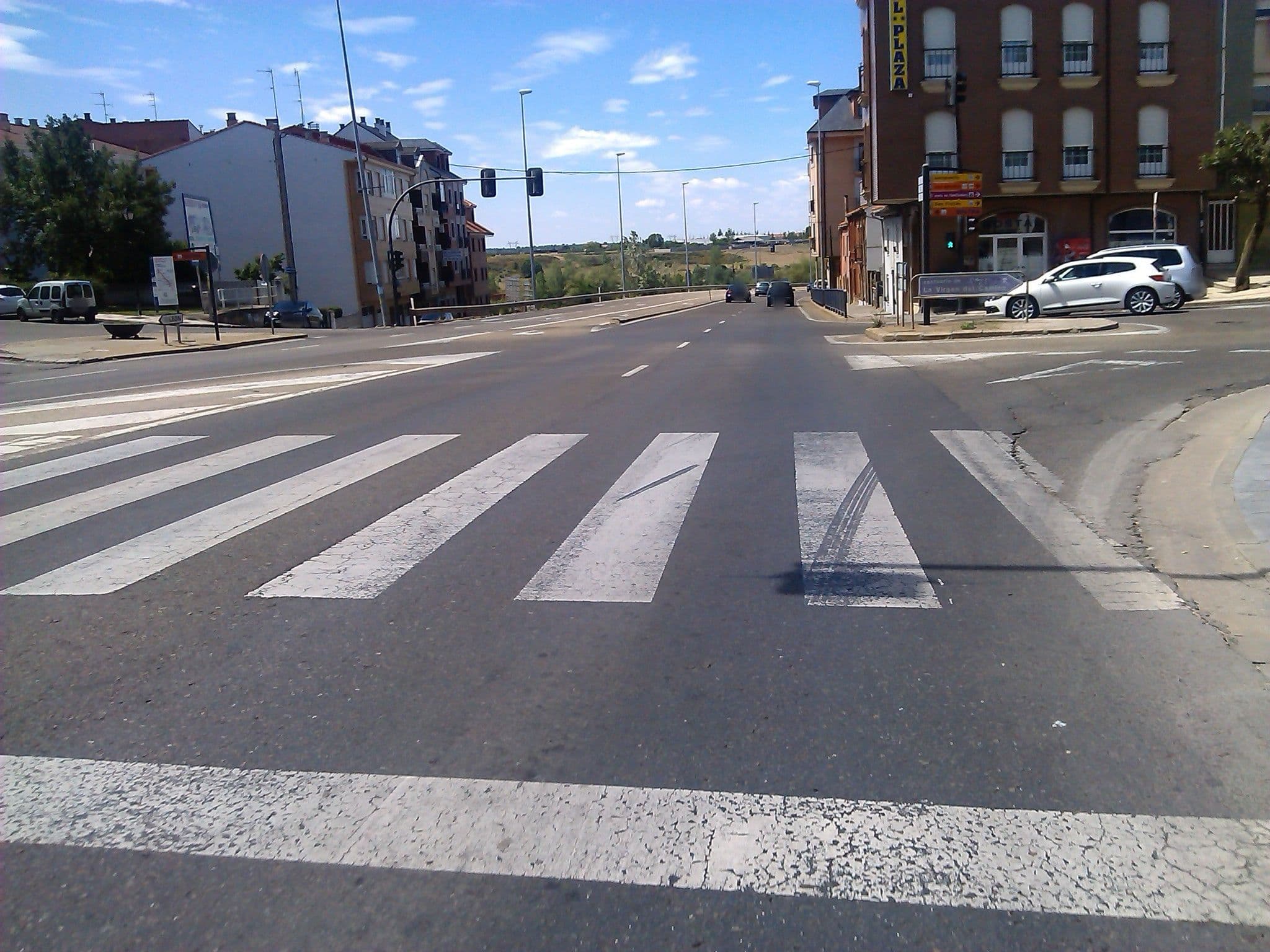 Street view near Hostal Plaza, Valverde de la Virgen — © changchun1 (CC BY-SA · Mapillary)