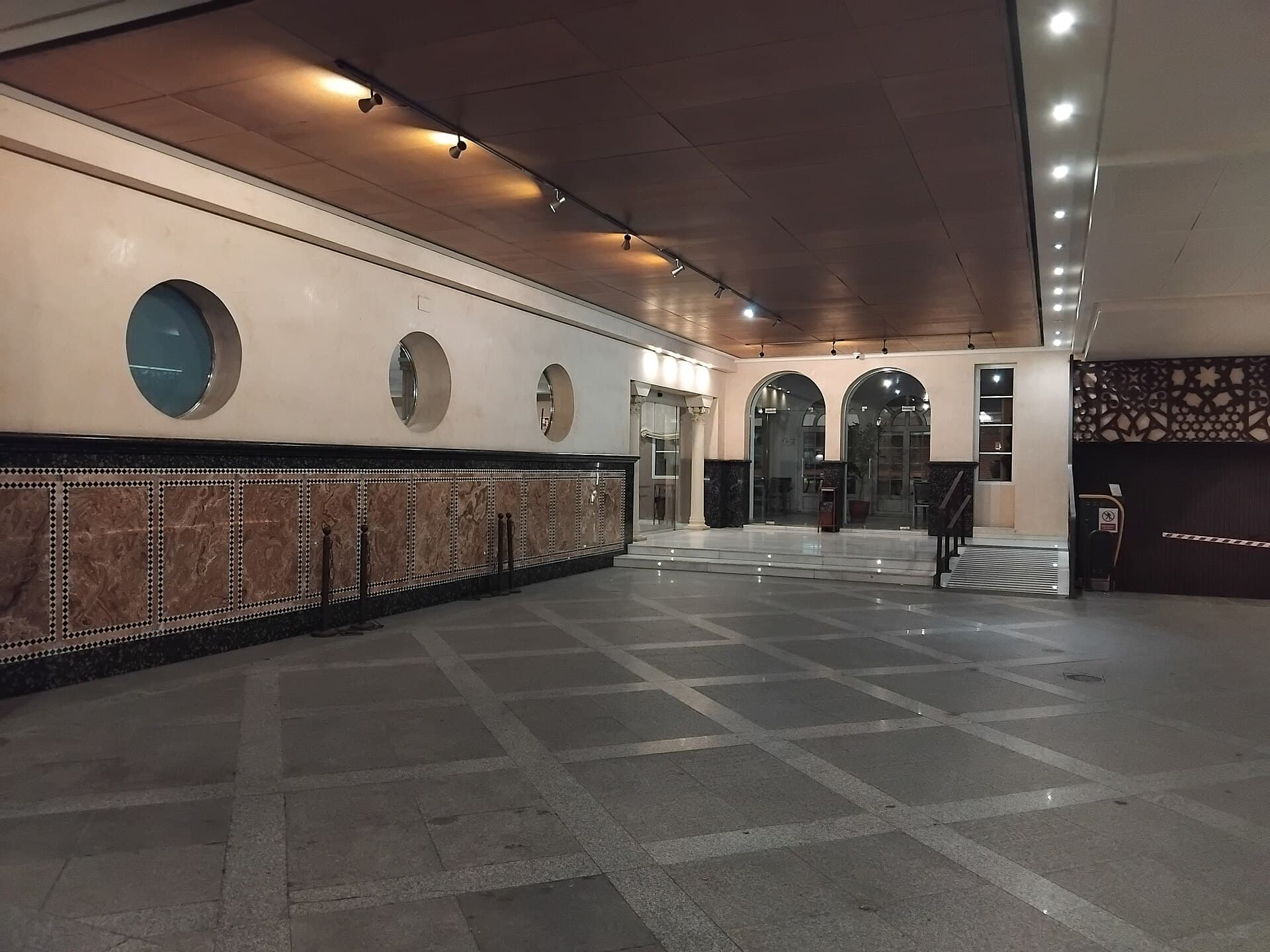 Hotel Macià Alfaros (via Wikimedia Commons, CC BY-SA 4.0)